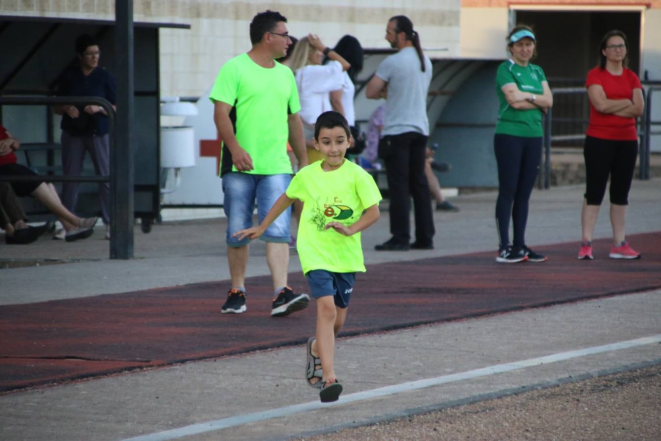 La Ciudad Deportiva 'Manuel Calzado Galván' acogió, ayer, la 'I Milla', organizada por el Club Atletismo de Jerez de los Caballeros con motivo de su primer aniversario. Manuela Gómez y Álvaro Crespo fueron los vencedores de la prueba absoluta. Al finalizar, los participantes y los allí presentes disfrutaron de una jornada de convivencia. 