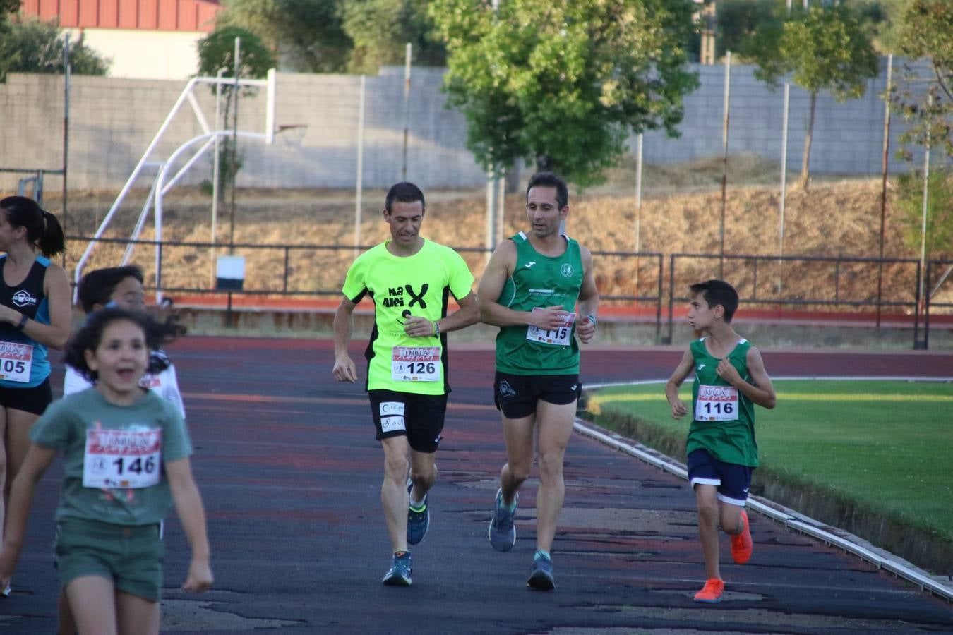 La Ciudad Deportiva 'Manuel Calzado Galván' acogió, ayer, la 'I Milla', organizada por el Club Atletismo de Jerez de los Caballeros con motivo de su primer aniversario. Manuela Gómez y Álvaro Crespo fueron los vencedores de la prueba absoluta. Al finalizar, los participantes y los allí presentes disfrutaron de una jornada de convivencia. 