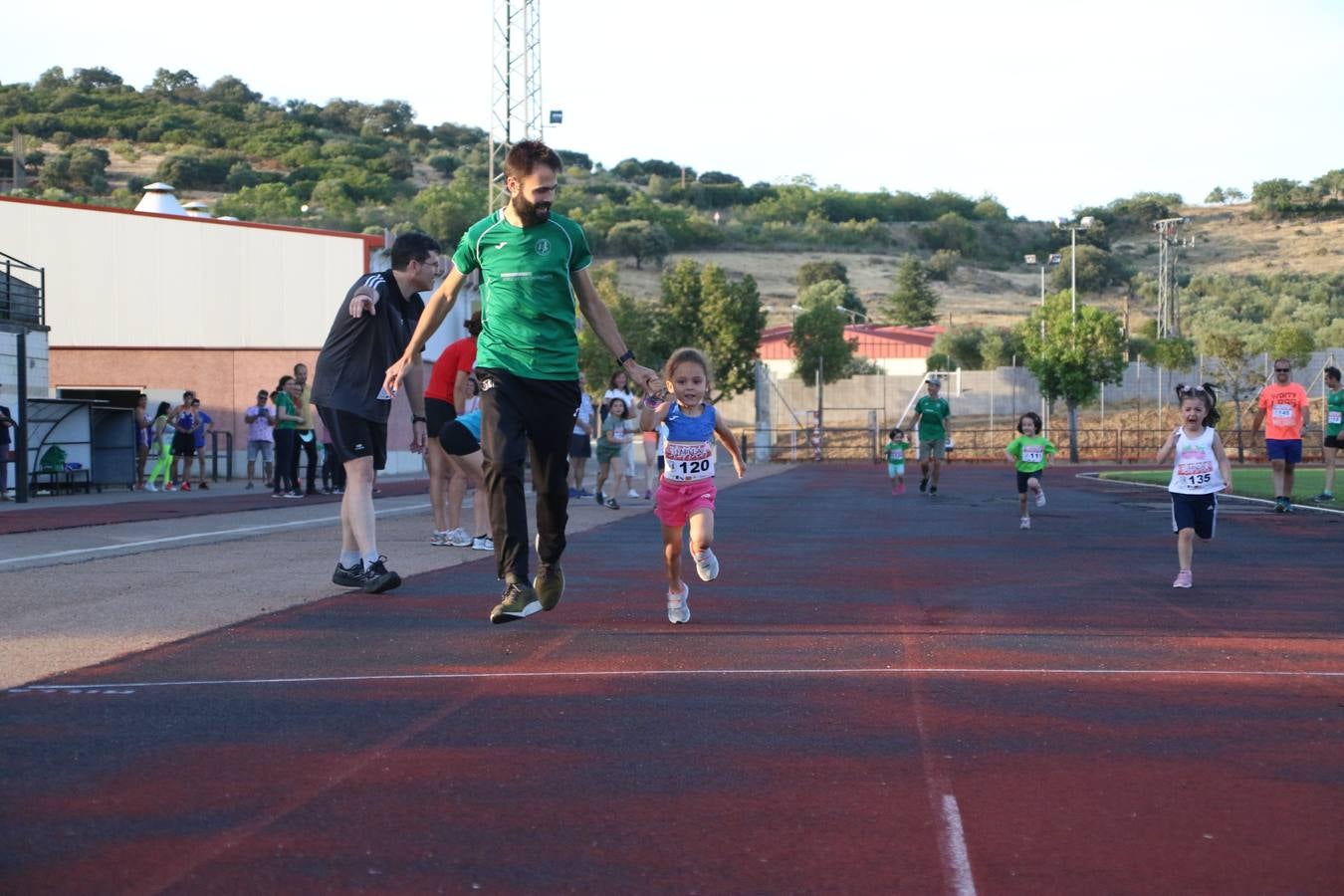 La Ciudad Deportiva 'Manuel Calzado Galván' acogió, ayer, la 'I Milla', organizada por el Club Atletismo de Jerez de los Caballeros con motivo de su primer aniversario. Manuela Gómez y Álvaro Crespo fueron los vencedores de la prueba absoluta. Al finalizar, los participantes y los allí presentes disfrutaron de una jornada de convivencia. 