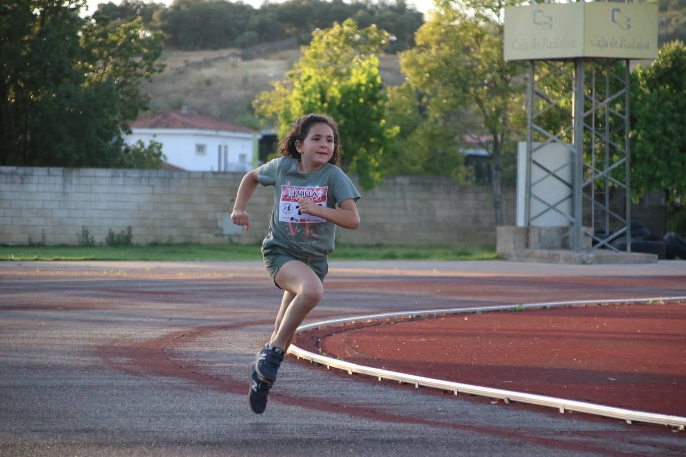 La Ciudad Deportiva 'Manuel Calzado Galván' acogió, ayer, la 'I Milla', organizada por el Club Atletismo de Jerez de los Caballeros con motivo de su primer aniversario. Manuela Gómez y Álvaro Crespo fueron los vencedores de la prueba absoluta. Al finalizar, los participantes y los allí presentes disfrutaron de una jornada de convivencia. 