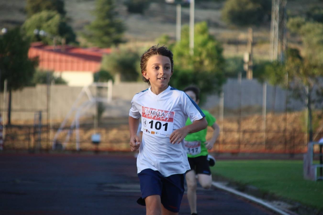 La Ciudad Deportiva 'Manuel Calzado Galván' acogió, ayer, la 'I Milla', organizada por el Club Atletismo de Jerez de los Caballeros con motivo de su primer aniversario. Manuela Gómez y Álvaro Crespo fueron los vencedores de la prueba absoluta. Al finalizar, los participantes y los allí presentes disfrutaron de una jornada de convivencia. 