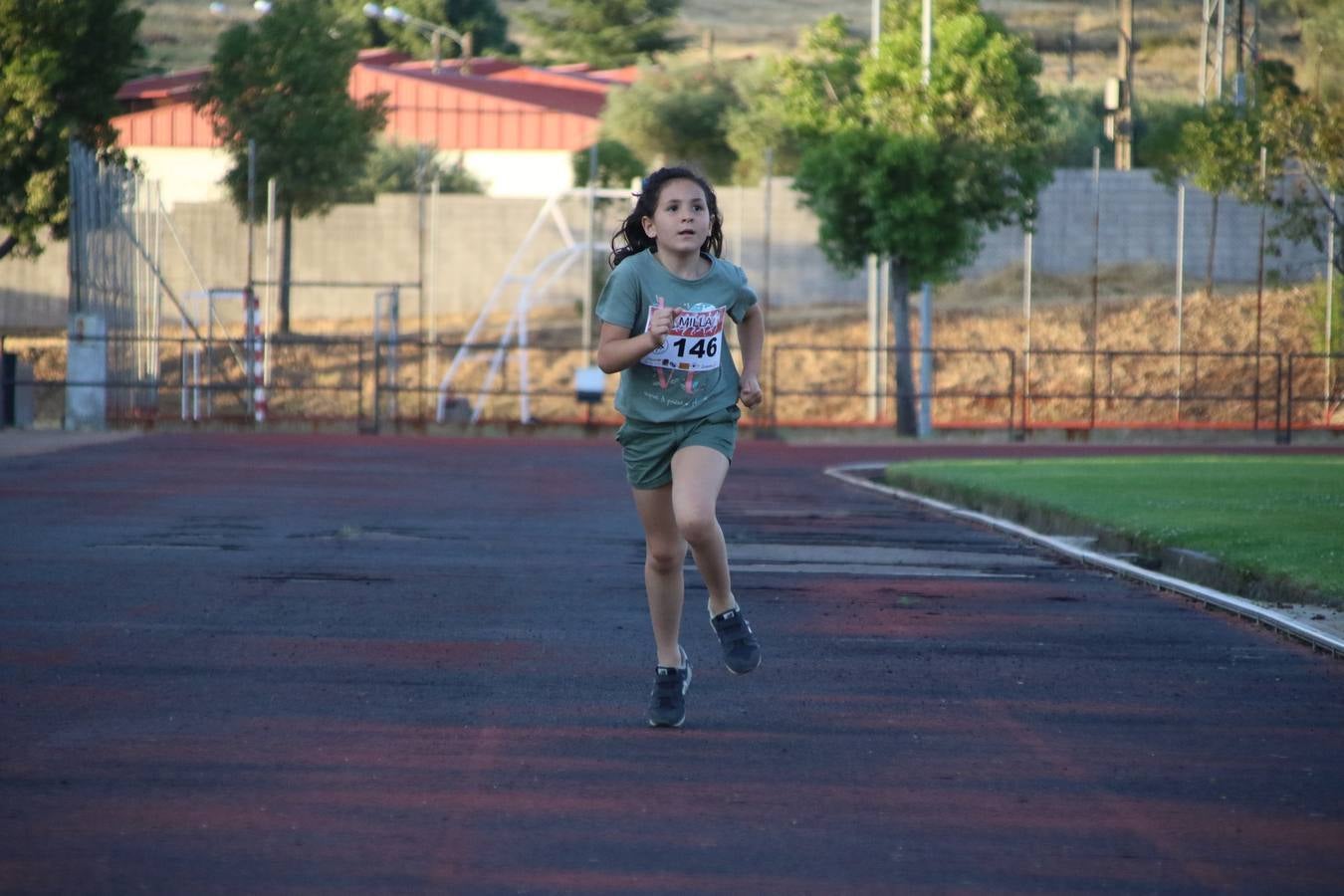 La Ciudad Deportiva 'Manuel Calzado Galván' acogió, ayer, la 'I Milla', organizada por el Club Atletismo de Jerez de los Caballeros con motivo de su primer aniversario. Manuela Gómez y Álvaro Crespo fueron los vencedores de la prueba absoluta. Al finalizar, los participantes y los allí presentes disfrutaron de una jornada de convivencia. 