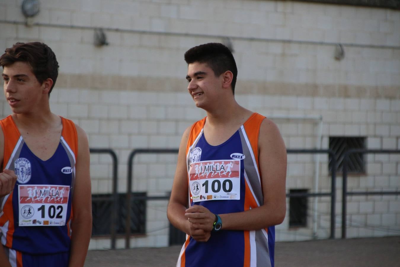 La Ciudad Deportiva 'Manuel Calzado Galván' acogió, ayer, la 'I Milla', organizada por el Club Atletismo de Jerez de los Caballeros con motivo de su primer aniversario. Manuela Gómez y Álvaro Crespo fueron los vencedores de la prueba absoluta. Al finalizar, los participantes y los allí presentes disfrutaron de una jornada de convivencia. 