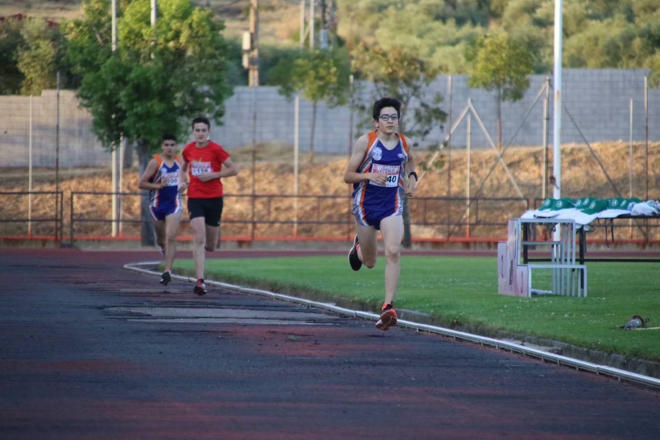 La Ciudad Deportiva 'Manuel Calzado Galván' acogió, ayer, la 'I Milla', organizada por el Club Atletismo de Jerez de los Caballeros con motivo de su primer aniversario. Manuela Gómez y Álvaro Crespo fueron los vencedores de la prueba absoluta. Al finalizar, los participantes y los allí presentes disfrutaron de una jornada de convivencia. 