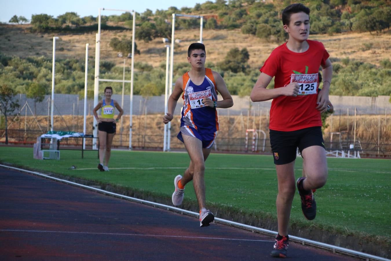 La Ciudad Deportiva 'Manuel Calzado Galván' acogió, ayer, la 'I Milla', organizada por el Club Atletismo de Jerez de los Caballeros con motivo de su primer aniversario. Manuela Gómez y Álvaro Crespo fueron los vencedores de la prueba absoluta. Al finalizar, los participantes y los allí presentes disfrutaron de una jornada de convivencia. 