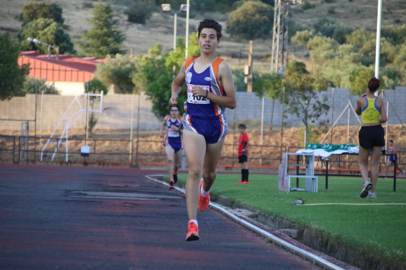 La Ciudad Deportiva 'Manuel Calzado Galván' acogió, ayer, la 'I Milla', organizada por el Club Atletismo de Jerez de los Caballeros con motivo de su primer aniversario. Manuela Gómez y Álvaro Crespo fueron los vencedores de la prueba absoluta. Al finalizar, los participantes y los allí presentes disfrutaron de una jornada de convivencia. 