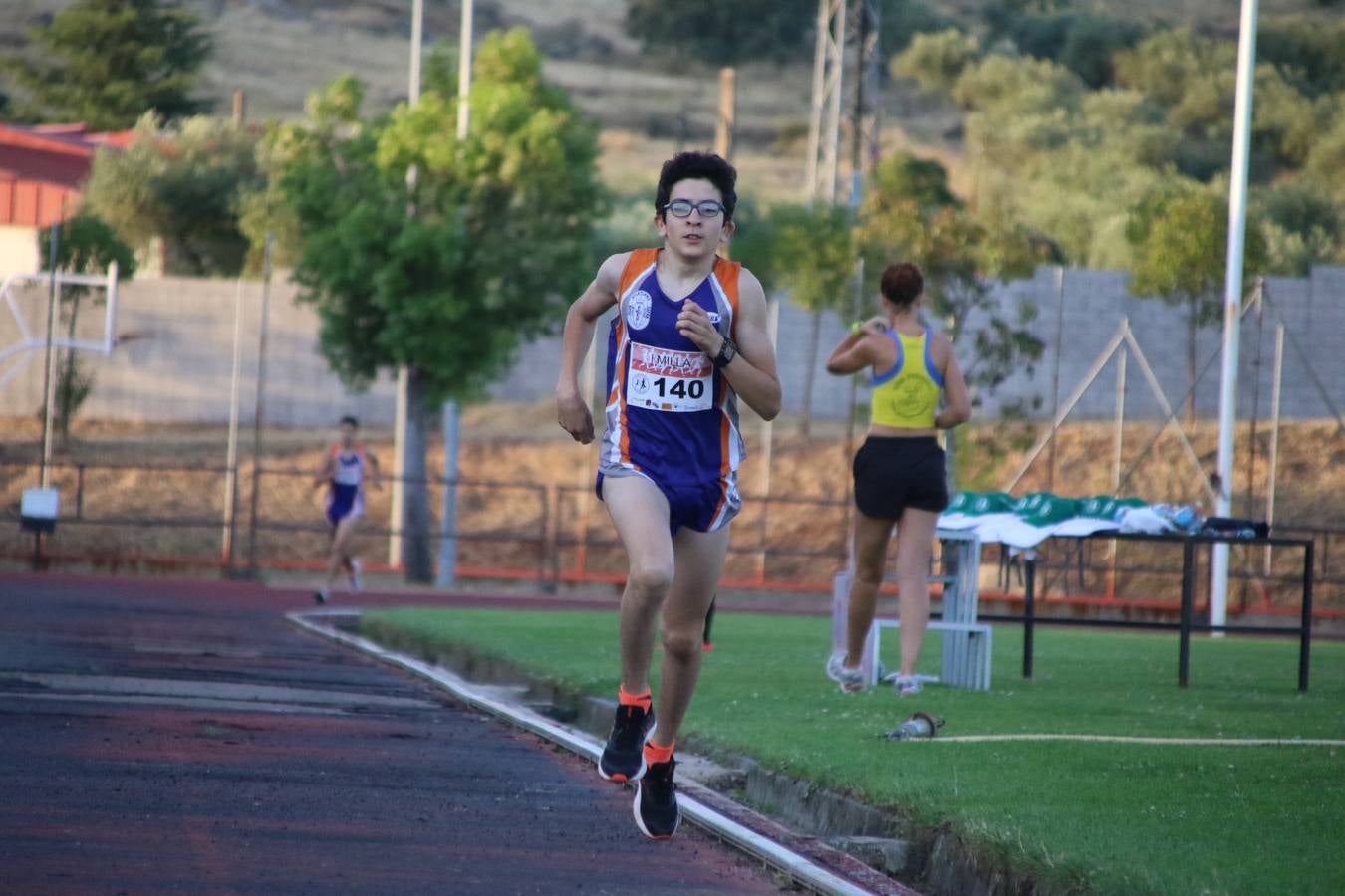 La Ciudad Deportiva 'Manuel Calzado Galván' acogió, ayer, la 'I Milla', organizada por el Club Atletismo de Jerez de los Caballeros con motivo de su primer aniversario. Manuela Gómez y Álvaro Crespo fueron los vencedores de la prueba absoluta. Al finalizar, los participantes y los allí presentes disfrutaron de una jornada de convivencia. 