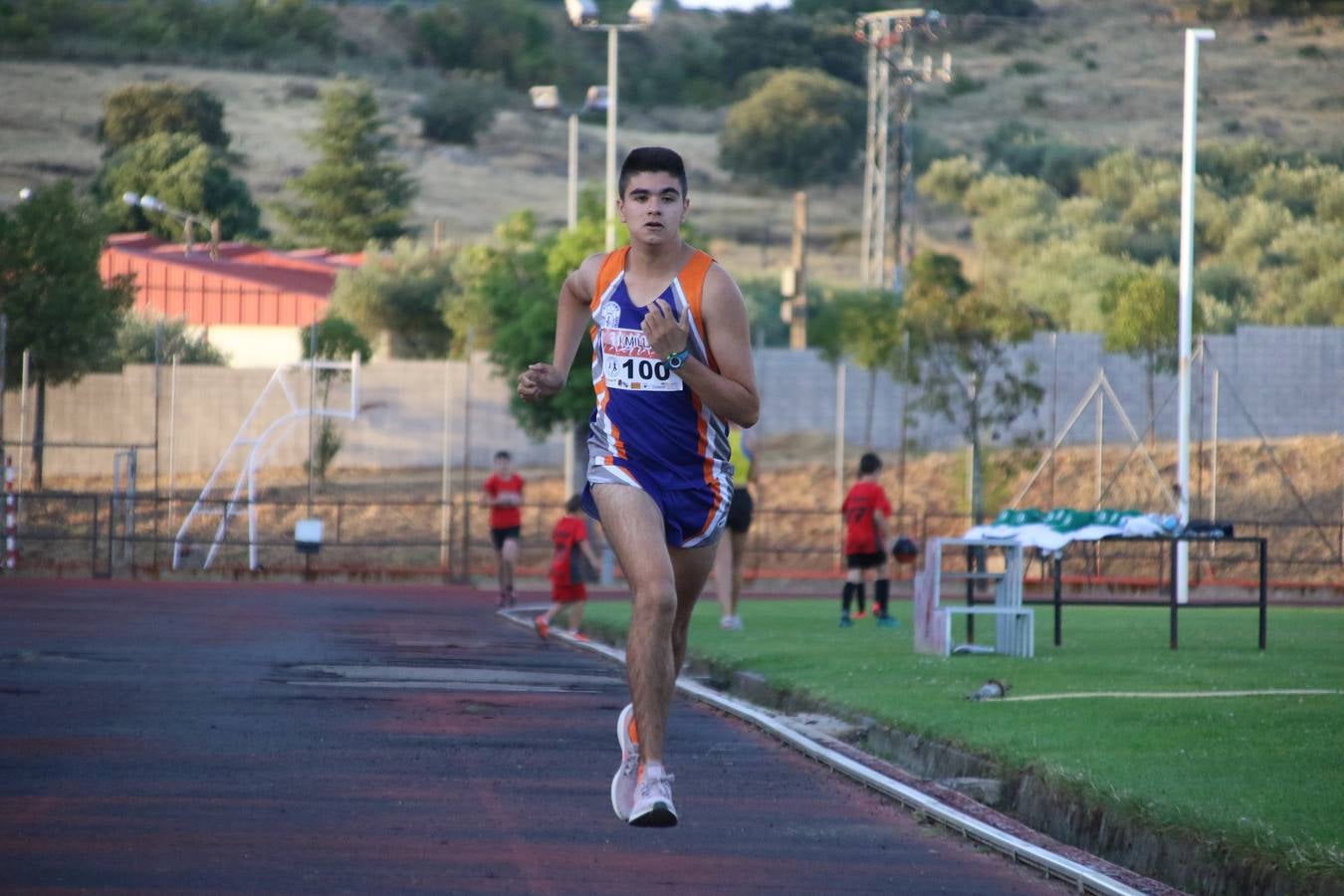 La Ciudad Deportiva 'Manuel Calzado Galván' acogió, ayer, la 'I Milla', organizada por el Club Atletismo de Jerez de los Caballeros con motivo de su primer aniversario. Manuela Gómez y Álvaro Crespo fueron los vencedores de la prueba absoluta. Al finalizar, los participantes y los allí presentes disfrutaron de una jornada de convivencia. 