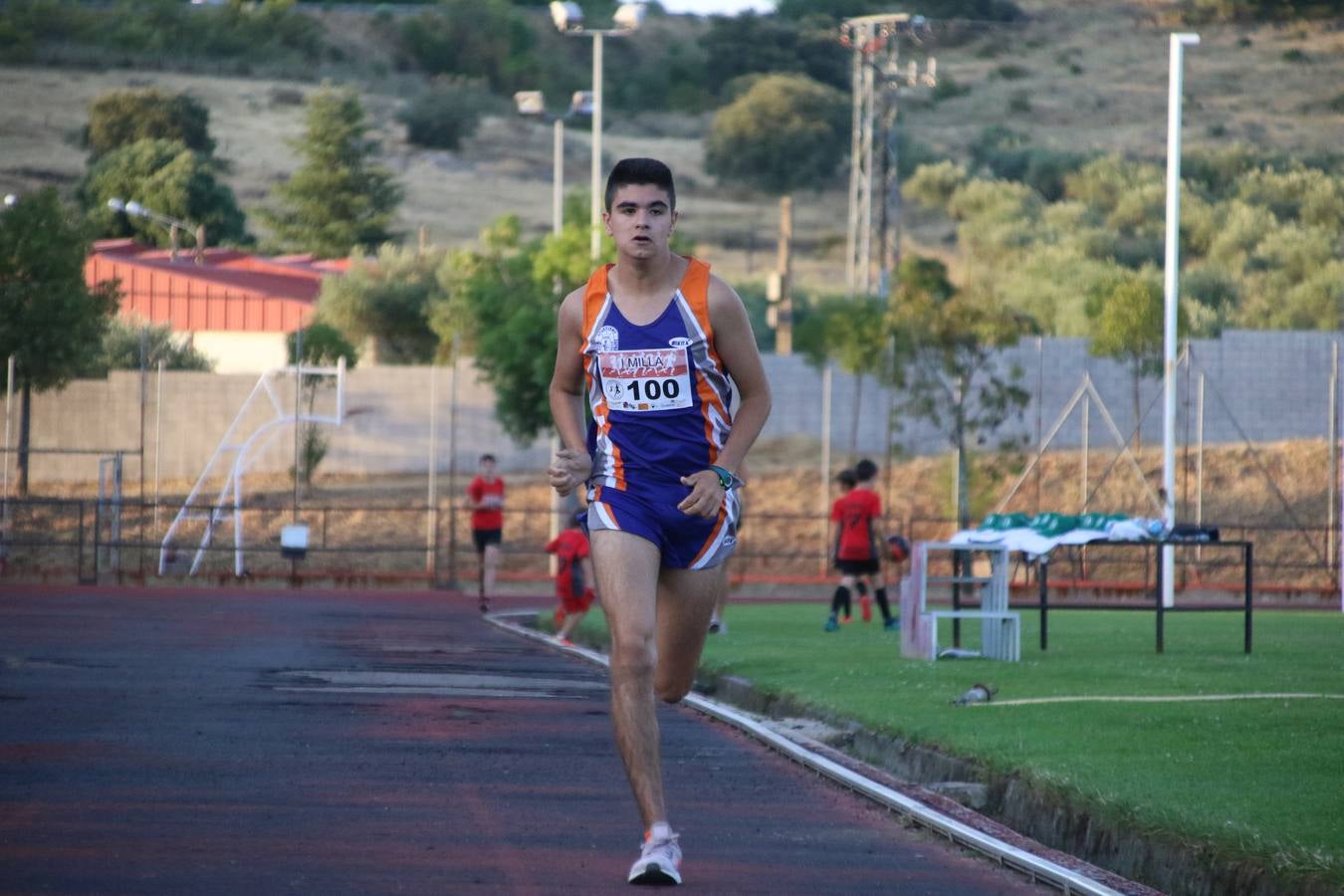 La Ciudad Deportiva 'Manuel Calzado Galván' acogió, ayer, la 'I Milla', organizada por el Club Atletismo de Jerez de los Caballeros con motivo de su primer aniversario. Manuela Gómez y Álvaro Crespo fueron los vencedores de la prueba absoluta. Al finalizar, los participantes y los allí presentes disfrutaron de una jornada de convivencia. 