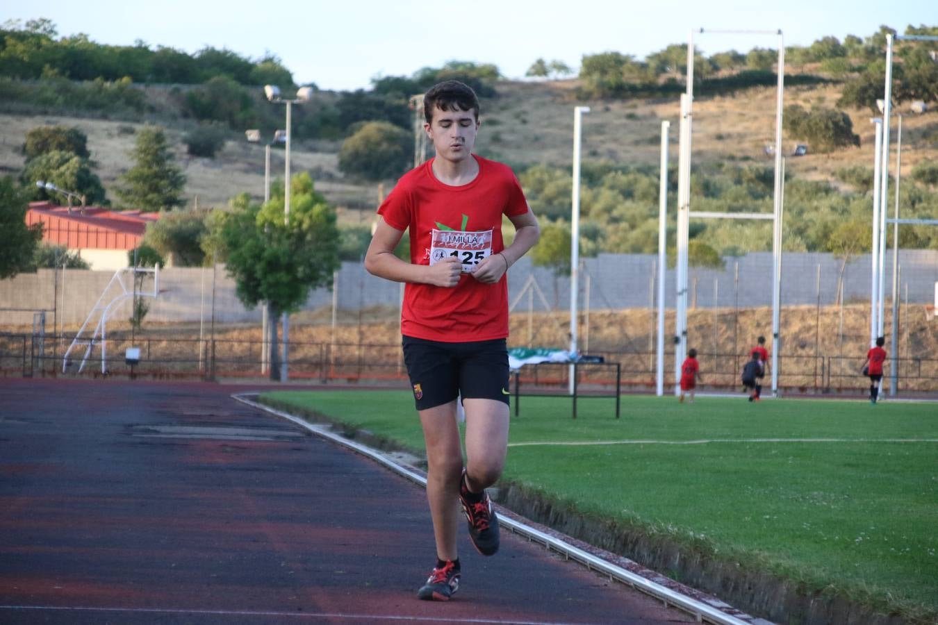 La Ciudad Deportiva 'Manuel Calzado Galván' acogió, ayer, la 'I Milla', organizada por el Club Atletismo de Jerez de los Caballeros con motivo de su primer aniversario. Manuela Gómez y Álvaro Crespo fueron los vencedores de la prueba absoluta. Al finalizar, los participantes y los allí presentes disfrutaron de una jornada de convivencia. 