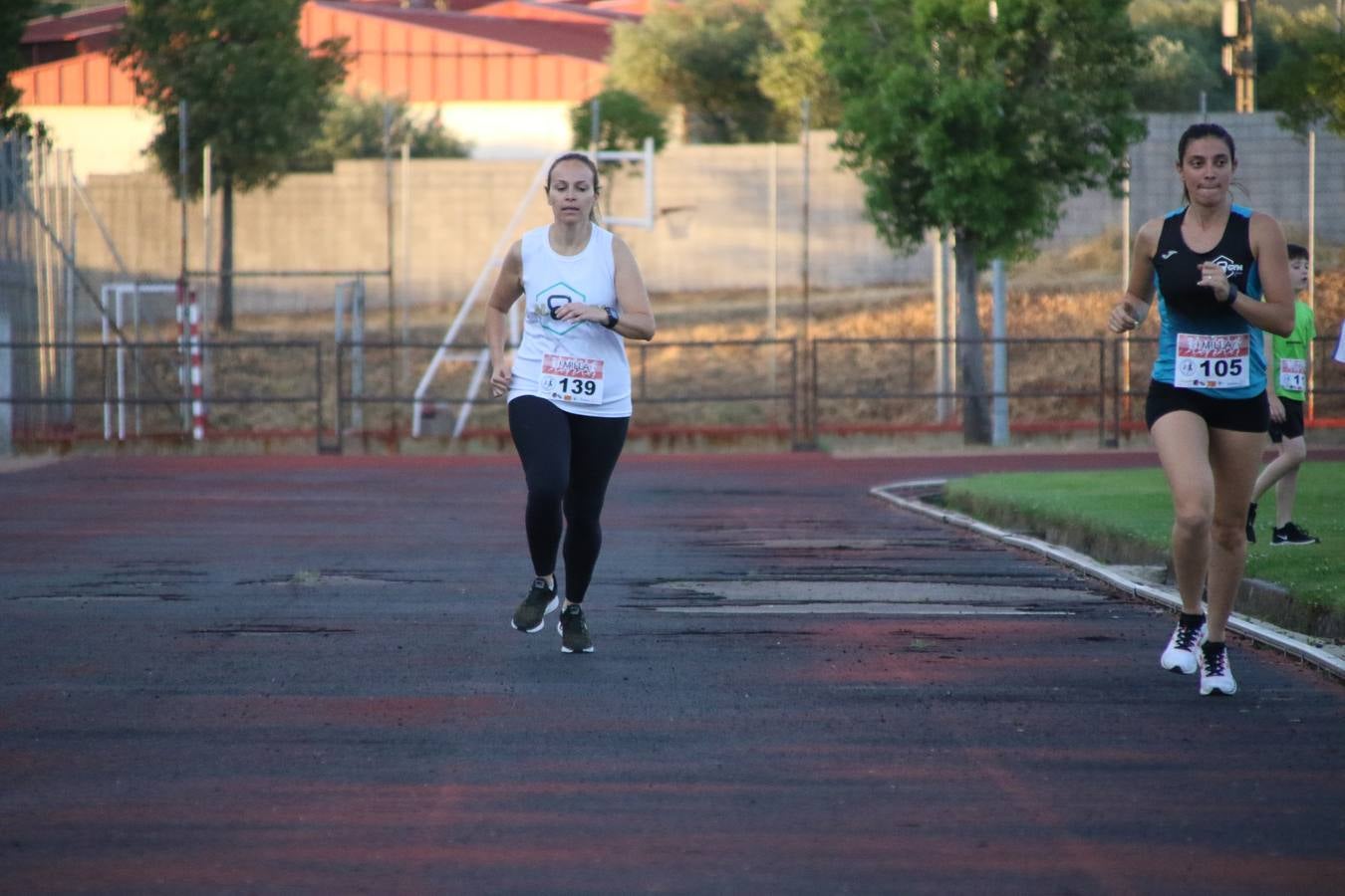 La Ciudad Deportiva 'Manuel Calzado Galván' acogió, ayer, la 'I Milla', organizada por el Club Atletismo de Jerez de los Caballeros con motivo de su primer aniversario. Manuela Gómez y Álvaro Crespo fueron los vencedores de la prueba absoluta. Al finalizar, los participantes y los allí presentes disfrutaron de una jornada de convivencia. 