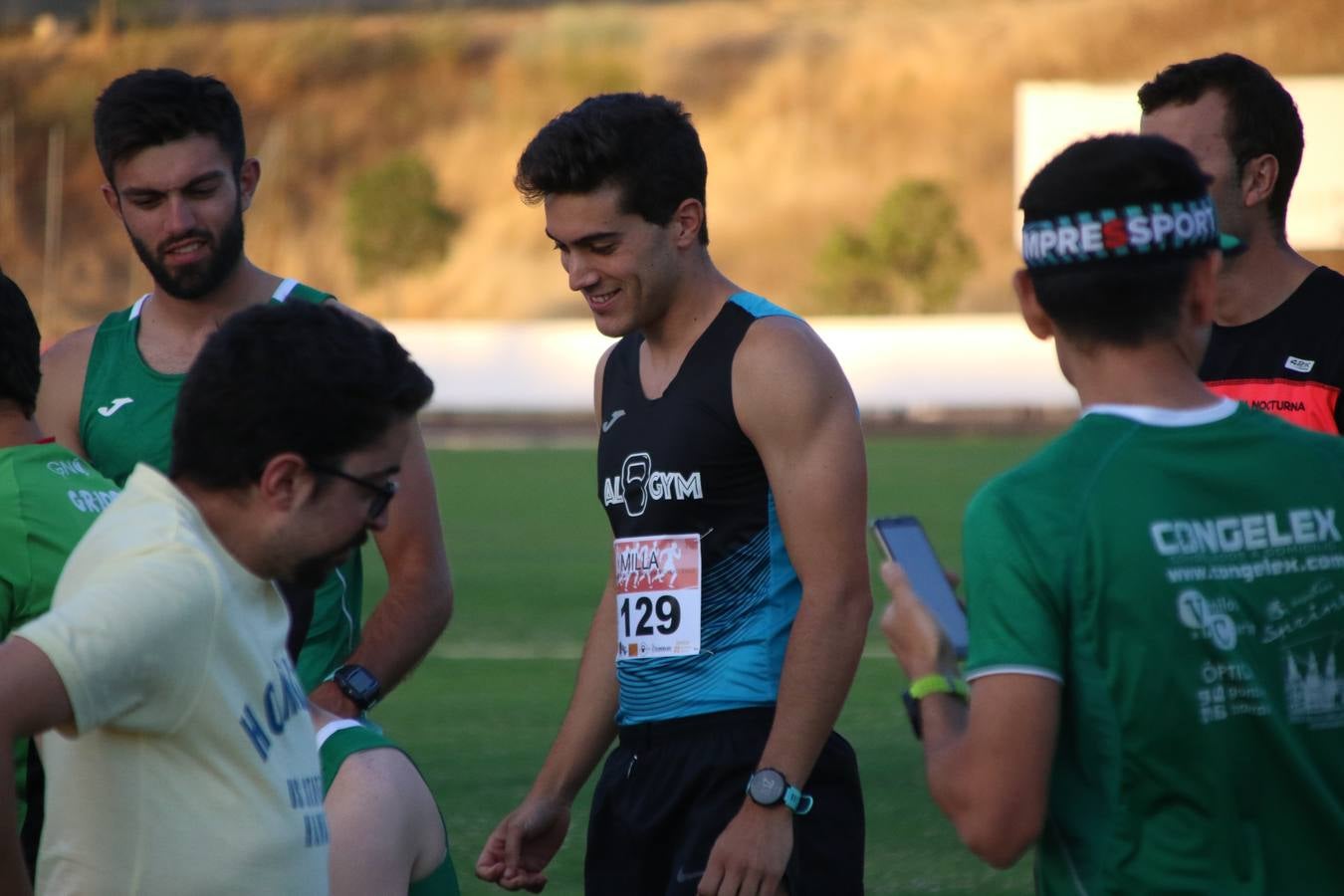 La Ciudad Deportiva 'Manuel Calzado Galván' acogió, ayer, la 'I Milla', organizada por el Club Atletismo de Jerez de los Caballeros con motivo de su primer aniversario. Manuela Gómez y Álvaro Crespo fueron los vencedores de la prueba absoluta. Al finalizar, los participantes y los allí presentes disfrutaron de una jornada de convivencia. 