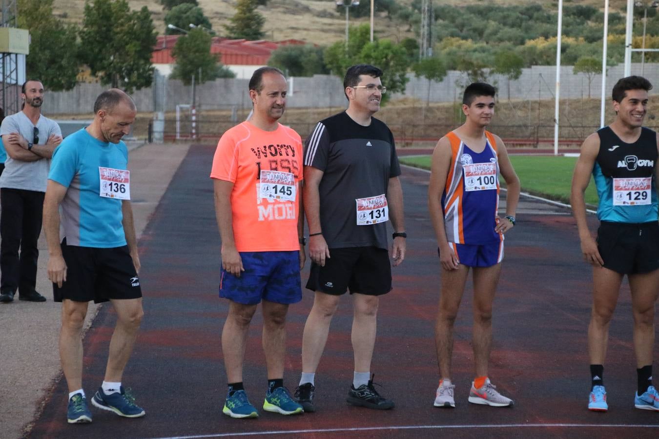La Ciudad Deportiva 'Manuel Calzado Galván' acogió, ayer, la 'I Milla', organizada por el Club Atletismo de Jerez de los Caballeros con motivo de su primer aniversario. Manuela Gómez y Álvaro Crespo fueron los vencedores de la prueba absoluta. Al finalizar, los participantes y los allí presentes disfrutaron de una jornada de convivencia. 