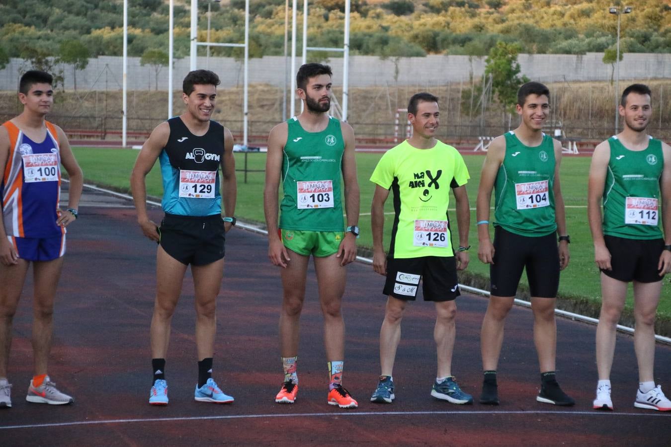 La Ciudad Deportiva 'Manuel Calzado Galván' acogió, ayer, la 'I Milla', organizada por el Club Atletismo de Jerez de los Caballeros con motivo de su primer aniversario. Manuela Gómez y Álvaro Crespo fueron los vencedores de la prueba absoluta. Al finalizar, los participantes y los allí presentes disfrutaron de una jornada de convivencia. 