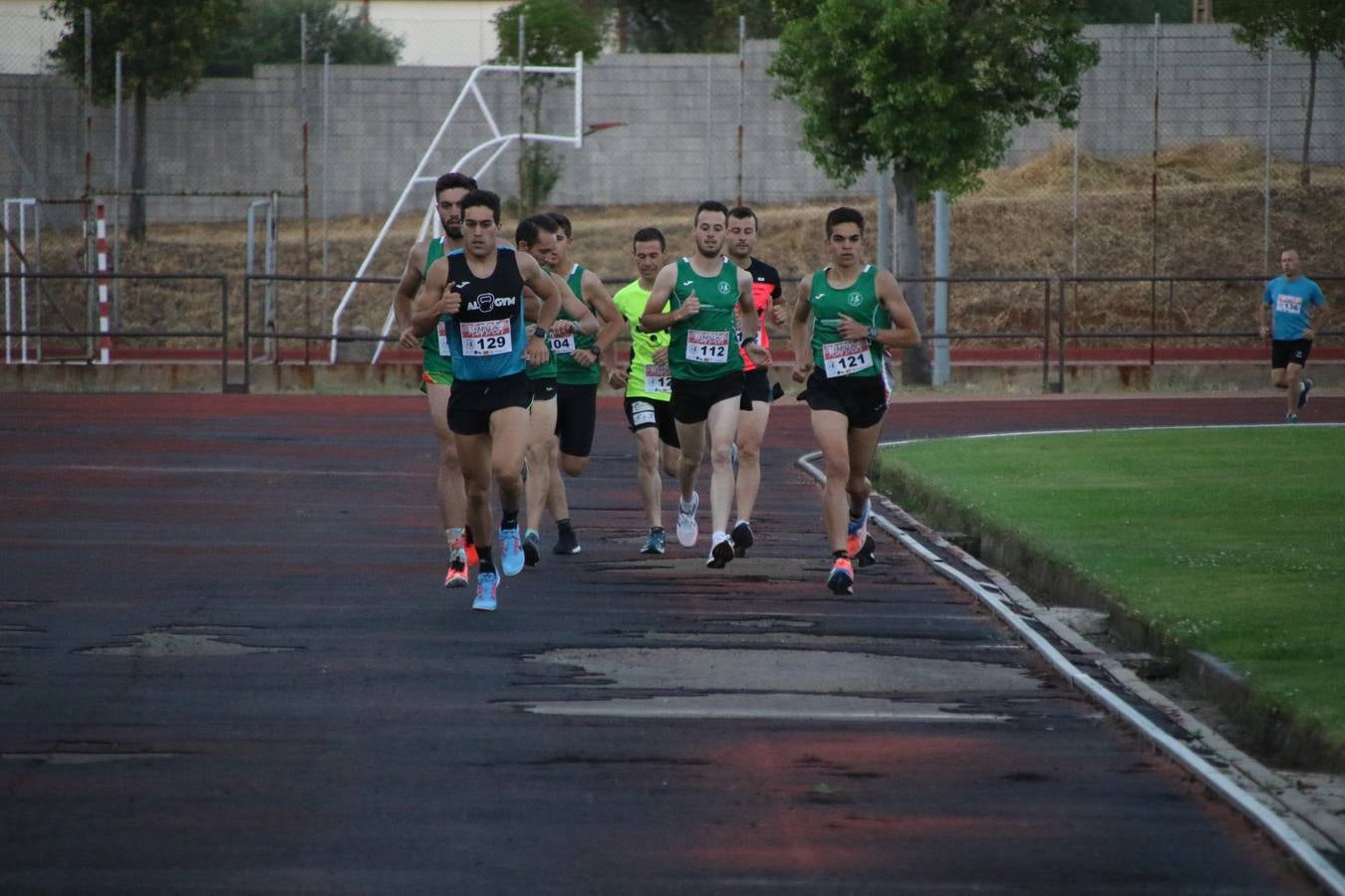 La Ciudad Deportiva 'Manuel Calzado Galván' acogió, ayer, la 'I Milla', organizada por el Club Atletismo de Jerez de los Caballeros con motivo de su primer aniversario. Manuela Gómez y Álvaro Crespo fueron los vencedores de la prueba absoluta. Al finalizar, los participantes y los allí presentes disfrutaron de una jornada de convivencia. 