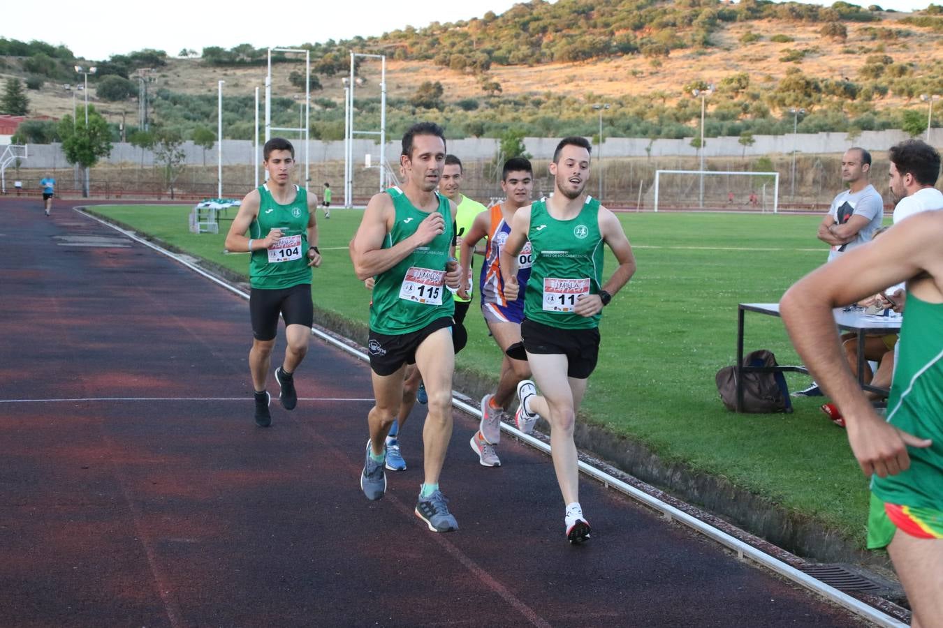 La Ciudad Deportiva 'Manuel Calzado Galván' acogió, ayer, la 'I Milla', organizada por el Club Atletismo de Jerez de los Caballeros con motivo de su primer aniversario. Manuela Gómez y Álvaro Crespo fueron los vencedores de la prueba absoluta. Al finalizar, los participantes y los allí presentes disfrutaron de una jornada de convivencia. 