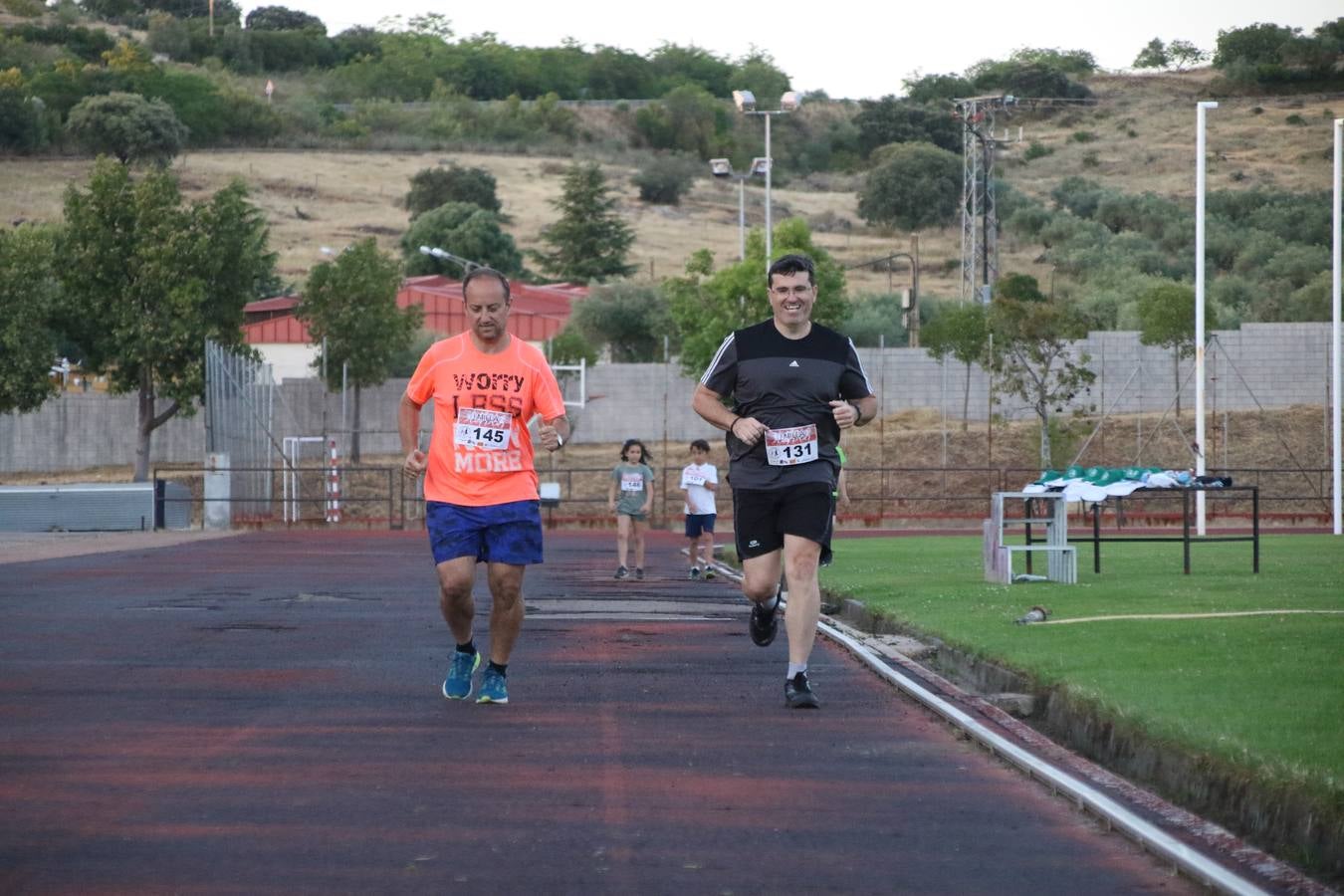 La Ciudad Deportiva 'Manuel Calzado Galván' acogió, ayer, la 'I Milla', organizada por el Club Atletismo de Jerez de los Caballeros con motivo de su primer aniversario. Manuela Gómez y Álvaro Crespo fueron los vencedores de la prueba absoluta. Al finalizar, los participantes y los allí presentes disfrutaron de una jornada de convivencia. 