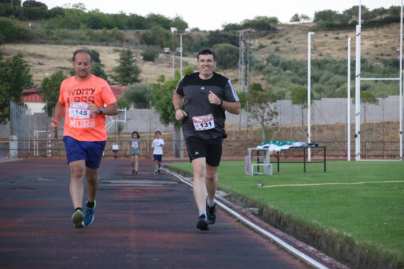 La Ciudad Deportiva 'Manuel Calzado Galván' acogió, ayer, la 'I Milla', organizada por el Club Atletismo de Jerez de los Caballeros con motivo de su primer aniversario. Manuela Gómez y Álvaro Crespo fueron los vencedores de la prueba absoluta. Al finalizar, los participantes y los allí presentes disfrutaron de una jornada de convivencia. 