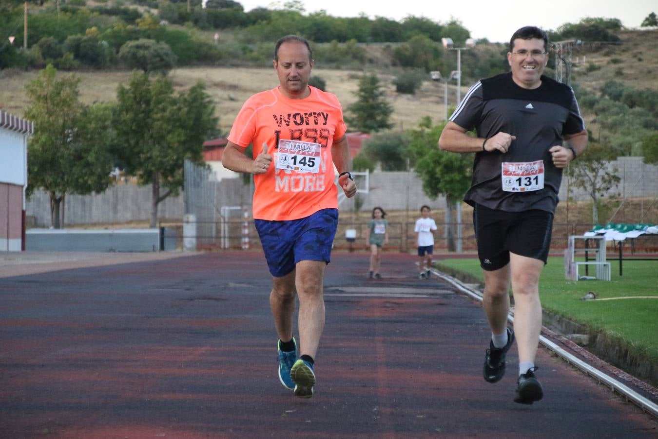 La Ciudad Deportiva 'Manuel Calzado Galván' acogió, ayer, la 'I Milla', organizada por el Club Atletismo de Jerez de los Caballeros con motivo de su primer aniversario. Manuela Gómez y Álvaro Crespo fueron los vencedores de la prueba absoluta. Al finalizar, los participantes y los allí presentes disfrutaron de una jornada de convivencia. 