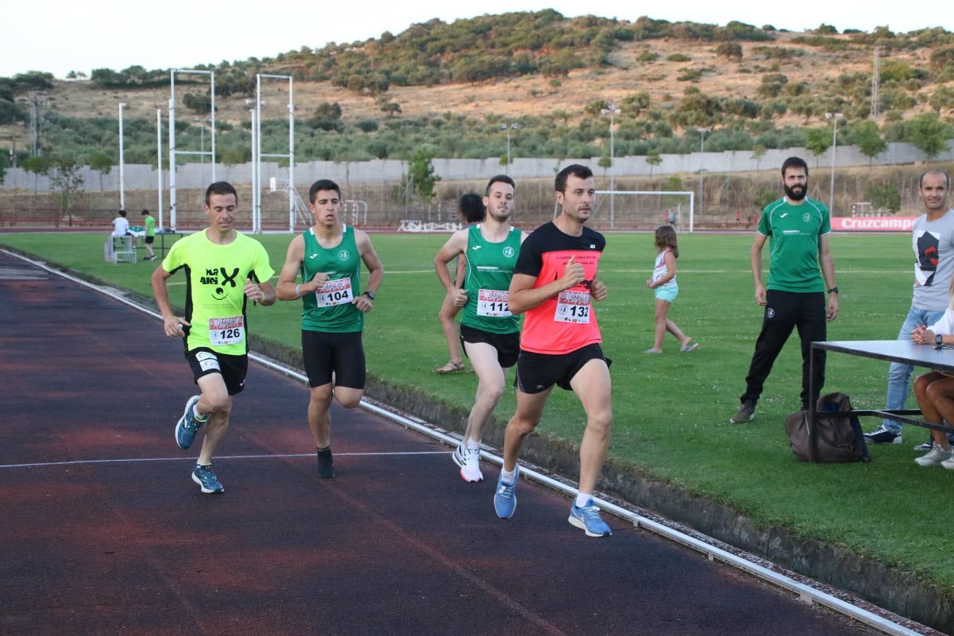 La Ciudad Deportiva 'Manuel Calzado Galván' acogió, ayer, la 'I Milla', organizada por el Club Atletismo de Jerez de los Caballeros con motivo de su primer aniversario. Manuela Gómez y Álvaro Crespo fueron los vencedores de la prueba absoluta. Al finalizar, los participantes y los allí presentes disfrutaron de una jornada de convivencia. 