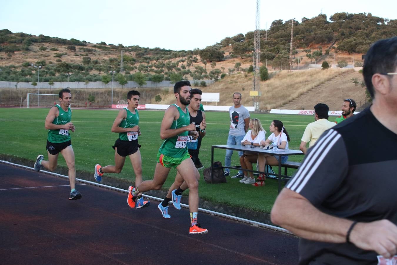 La Ciudad Deportiva 'Manuel Calzado Galván' acogió, ayer, la 'I Milla', organizada por el Club Atletismo de Jerez de los Caballeros con motivo de su primer aniversario. Manuela Gómez y Álvaro Crespo fueron los vencedores de la prueba absoluta. Al finalizar, los participantes y los allí presentes disfrutaron de una jornada de convivencia. 
