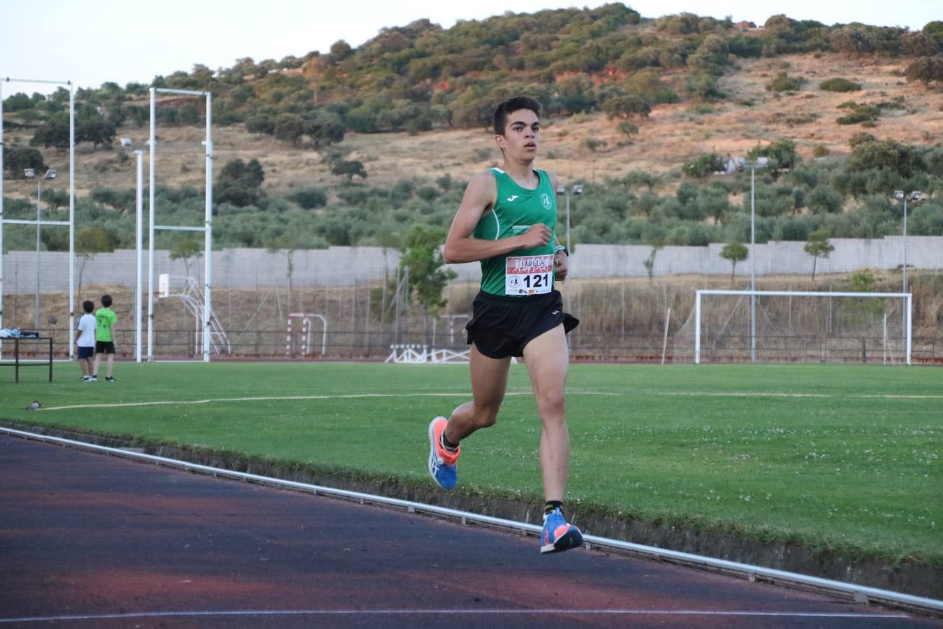 La Ciudad Deportiva 'Manuel Calzado Galván' acogió, ayer, la 'I Milla', organizada por el Club Atletismo de Jerez de los Caballeros con motivo de su primer aniversario. Manuela Gómez y Álvaro Crespo fueron los vencedores de la prueba absoluta. Al finalizar, los participantes y los allí presentes disfrutaron de una jornada de convivencia. 