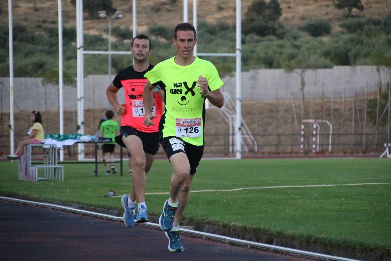 La Ciudad Deportiva 'Manuel Calzado Galván' acogió, ayer, la 'I Milla', organizada por el Club Atletismo de Jerez de los Caballeros con motivo de su primer aniversario. Manuela Gómez y Álvaro Crespo fueron los vencedores de la prueba absoluta. Al finalizar, los participantes y los allí presentes disfrutaron de una jornada de convivencia. 