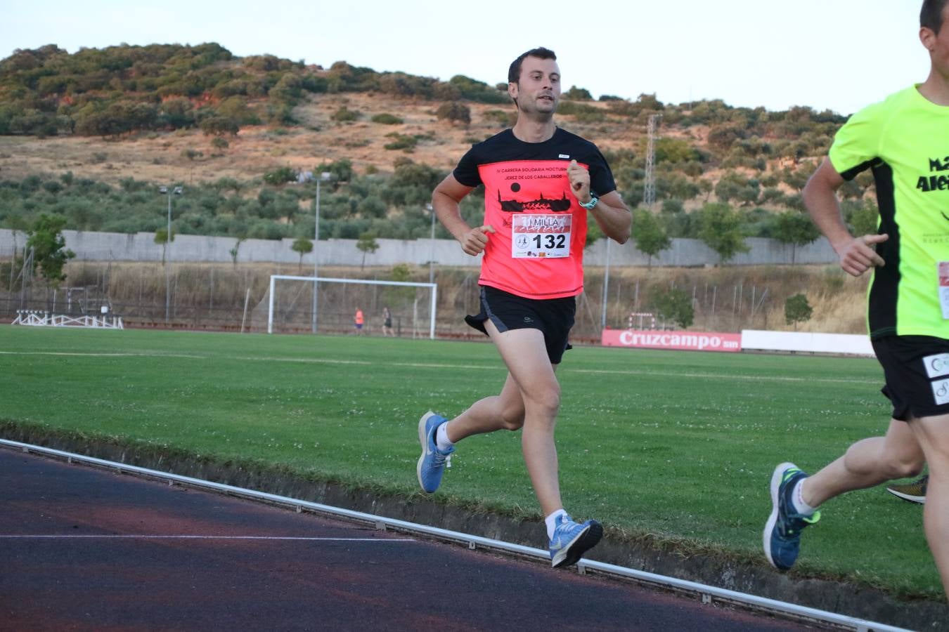 La Ciudad Deportiva 'Manuel Calzado Galván' acogió, ayer, la 'I Milla', organizada por el Club Atletismo de Jerez de los Caballeros con motivo de su primer aniversario. Manuela Gómez y Álvaro Crespo fueron los vencedores de la prueba absoluta. Al finalizar, los participantes y los allí presentes disfrutaron de una jornada de convivencia. 