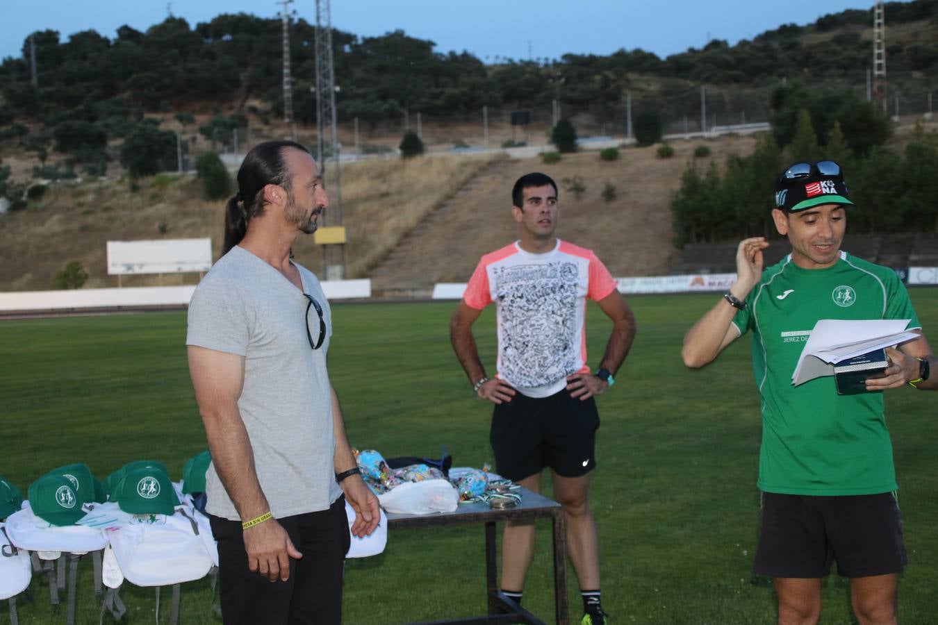 La Ciudad Deportiva 'Manuel Calzado Galván' acogió, ayer, la 'I Milla', organizada por el Club Atletismo de Jerez de los Caballeros con motivo de su primer aniversario. Manuela Gómez y Álvaro Crespo fueron los vencedores de la prueba absoluta. Al finalizar, los participantes y los allí presentes disfrutaron de una jornada de convivencia. 