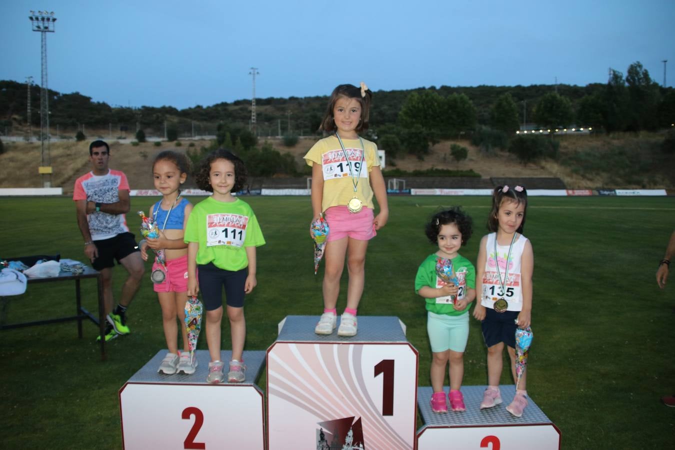 La Ciudad Deportiva 'Manuel Calzado Galván' acogió, ayer, la 'I Milla', organizada por el Club Atletismo de Jerez de los Caballeros con motivo de su primer aniversario. Manuela Gómez y Álvaro Crespo fueron los vencedores de la prueba absoluta. Al finalizar, los participantes y los allí presentes disfrutaron de una jornada de convivencia. 
