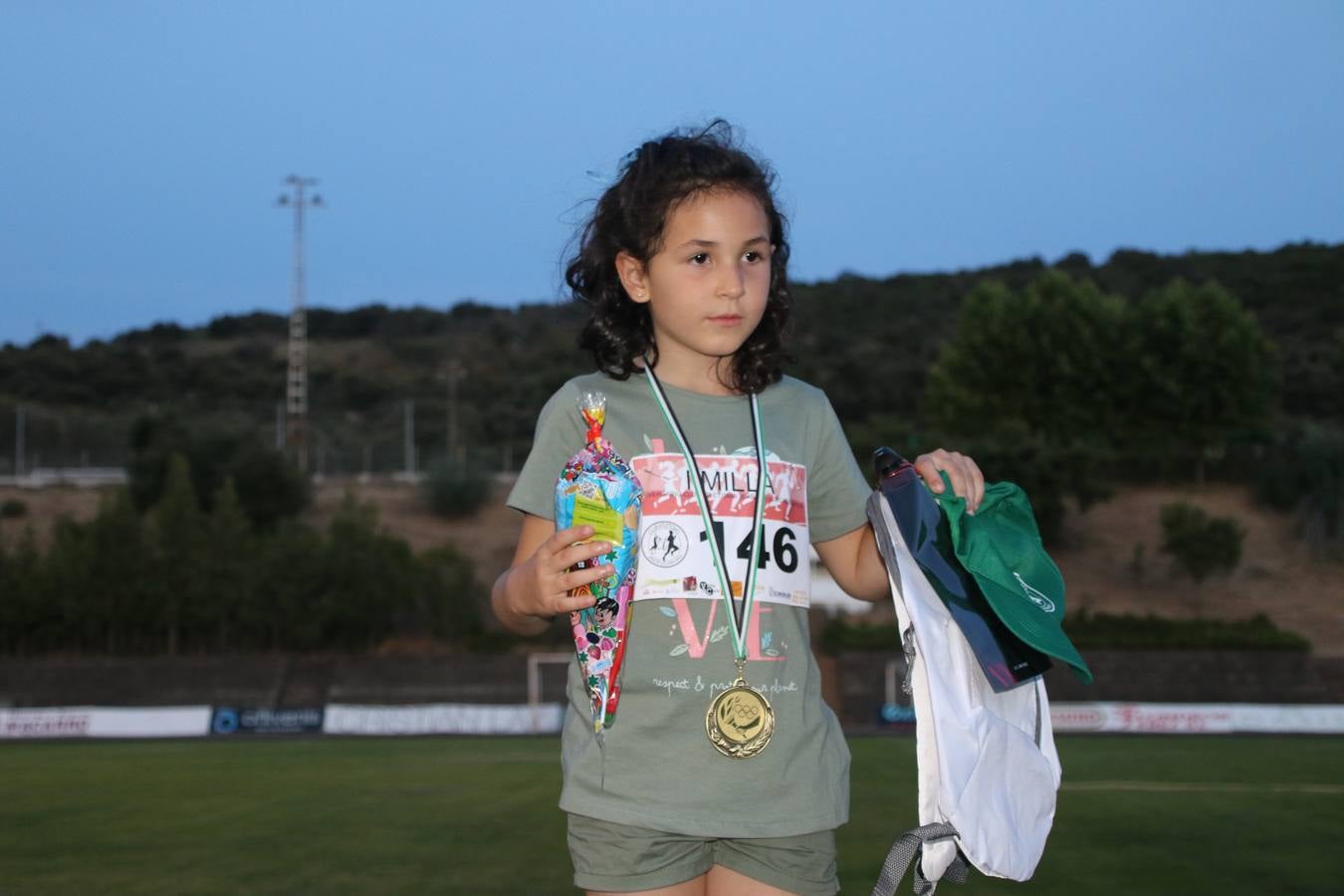 La Ciudad Deportiva 'Manuel Calzado Galván' acogió, ayer, la 'I Milla', organizada por el Club Atletismo de Jerez de los Caballeros con motivo de su primer aniversario. Manuela Gómez y Álvaro Crespo fueron los vencedores de la prueba absoluta. Al finalizar, los participantes y los allí presentes disfrutaron de una jornada de convivencia. 