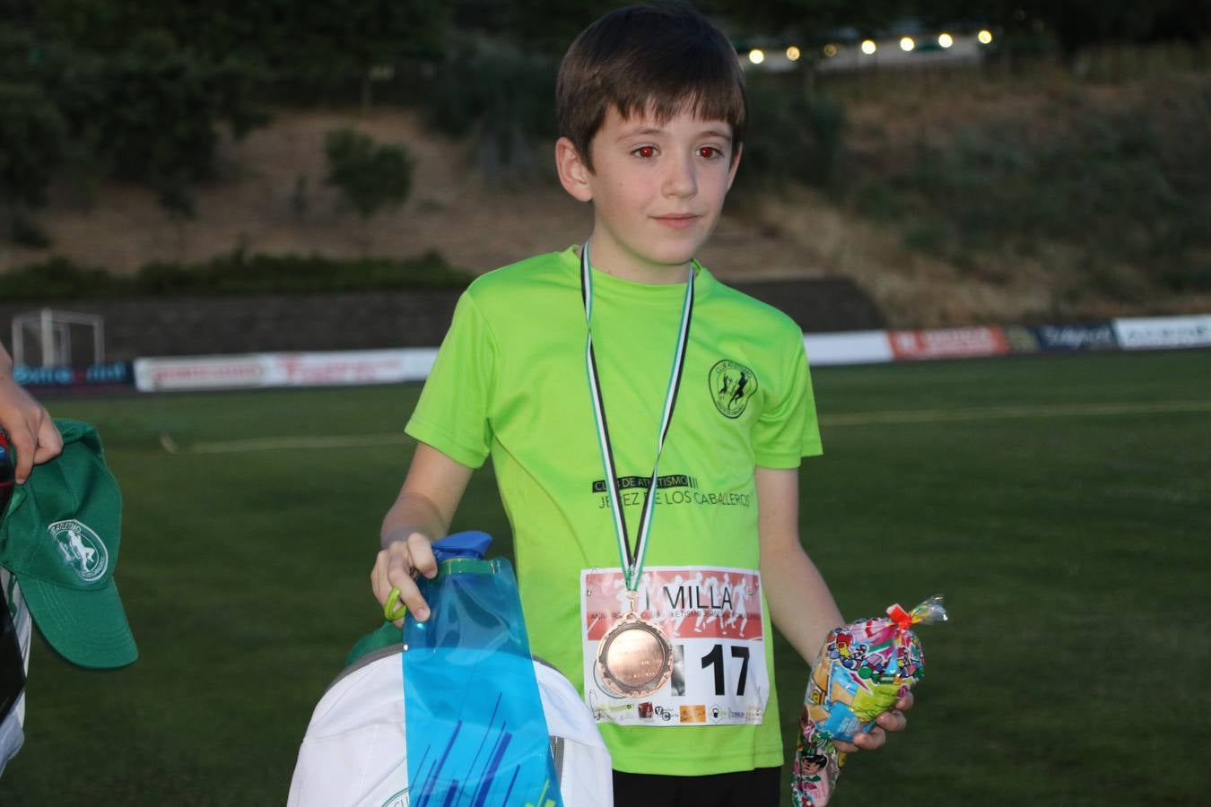 La Ciudad Deportiva 'Manuel Calzado Galván' acogió, ayer, la 'I Milla', organizada por el Club Atletismo de Jerez de los Caballeros con motivo de su primer aniversario. Manuela Gómez y Álvaro Crespo fueron los vencedores de la prueba absoluta. Al finalizar, los participantes y los allí presentes disfrutaron de una jornada de convivencia. 