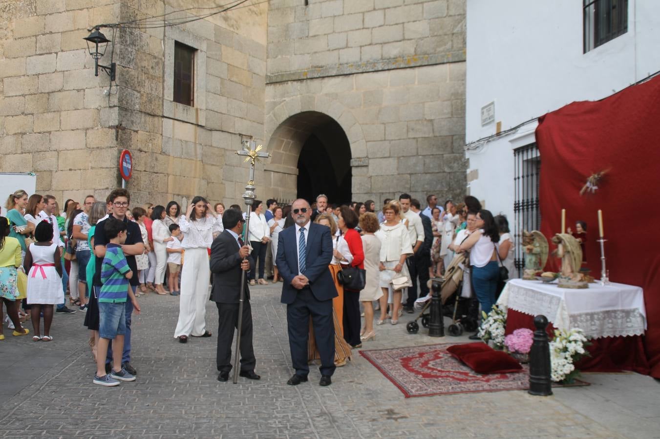 Jerez de los Caballeros celebró ayer la festividad del Corpus Christi en medio de un ambiente de solemnidad y convivencia del que fueron partícipes cientos de personas.La iglesia visigoda de Santa María de la Encarnación, llena de fieles, acogió la celebración de la Eucaristía que dió paso a la procesión acompañando la Santa Custodia en el magnífico templete de la iglesia de San Miguel, sobre las andas de la Virgen de Aguasantas y portada por costaleros y costaleras de la recién Asociación creada en esta ciudad. El párroco, Antonio María Rejano, destacó la significación de esta procesión, lamás grande, dijo, «porque Jesús sale a nuestras vidas, a nuestro encuentro y nosotros le acompañamos». Al término de la misa, incidió en el agradecimiento a todas las personas que han participado para hacer posible su desarrollo, trabajando desde la jornada del sábado en la elaboración de las preciosas alfombras de sal teñida de colores, que lucieron en las calles del centro de Jerez. El agradecimiento fue especial para los padres y madres de los niños y niñas que han hecho la Primera Comunión, para éstos mismos, también para catequistas, Cofradías y Hermandades, la Asociación del costaleros y costaleras de la Semana Santa de Jerez de los Caballeros, Ayuntamiento, Policía Local, grupos y personas de la parroquia.Autoridades civiles en representación del Ayuntamiento, Policía Local y Guardia Civil, acompañaron el desarrollo de la procesión junto a representantes de todas las cofradías y hermandades jerezanas y el protagonismo de los más de 80 niños y niñas que este año han celebrado su Primera Comunión.  A lo largo de todo el recorrido se instalaron distintos altares, también con la colaboración de vecinos y centros como la Residencia de Mayores Hernando de Soto. Los magníficos sones de la Agrupación Musical 'Nuestro Padre Jesús Nazareno' coronaron esta hermosa procesión.