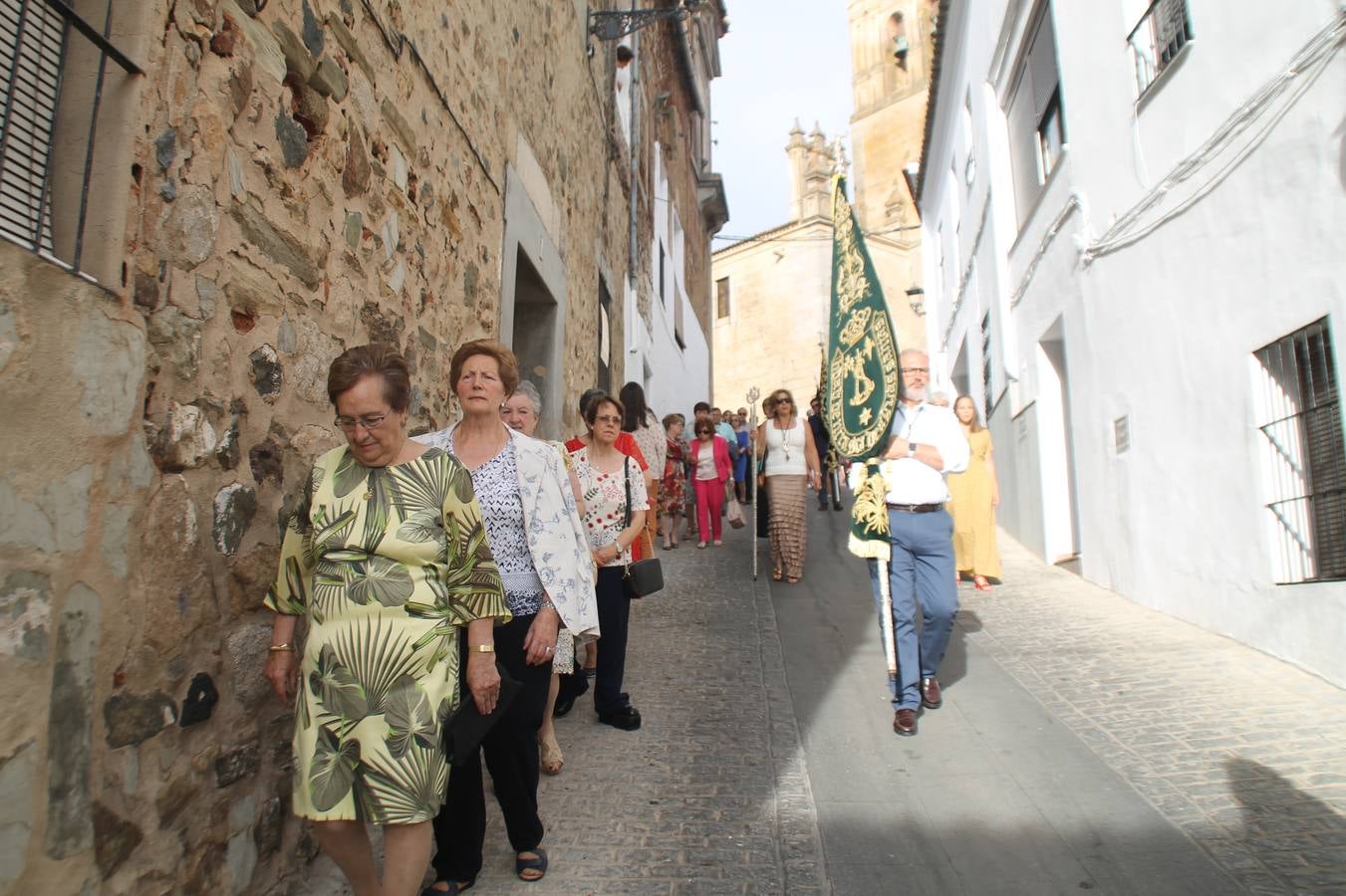 Jerez de los Caballeros celebró ayer la festividad del Corpus Christi en medio de un ambiente de solemnidad y convivencia del que fueron partícipes cientos de personas.La iglesia visigoda de Santa María de la Encarnación, llena de fieles, acogió la celebración de la Eucaristía que dió paso a la procesión acompañando la Santa Custodia en el magnífico templete de la iglesia de San Miguel, sobre las andas de la Virgen de Aguasantas y portada por costaleros y costaleras de la recién Asociación creada en esta ciudad. El párroco, Antonio María Rejano, destacó la significación de esta procesión, lamás grande, dijo, «porque Jesús sale a nuestras vidas, a nuestro encuentro y nosotros le acompañamos». Al término de la misa, incidió en el agradecimiento a todas las personas que han participado para hacer posible su desarrollo, trabajando desde la jornada del sábado en la elaboración de las preciosas alfombras de sal teñida de colores, que lucieron en las calles del centro de Jerez. El agradecimiento fue especial para los padres y madres de los niños y niñas que han hecho la Primera Comunión, para éstos mismos, también para catequistas, Cofradías y Hermandades, la Asociación del costaleros y costaleras de la Semana Santa de Jerez de los Caballeros, Ayuntamiento, Policía Local, grupos y personas de la parroquia.Autoridades civiles en representación del Ayuntamiento, Policía Local y Guardia Civil, acompañaron el desarrollo de la procesión junto a representantes de todas las cofradías y hermandades jerezanas y el protagonismo de los más de 80 niños y niñas que este año han celebrado su Primera Comunión.  A lo largo de todo el recorrido se instalaron distintos altares, también con la colaboración de vecinos y centros como la Residencia de Mayores Hernando de Soto. Los magníficos sones de la Agrupación Musical 'Nuestro Padre Jesús Nazareno' coronaron esta hermosa procesión.