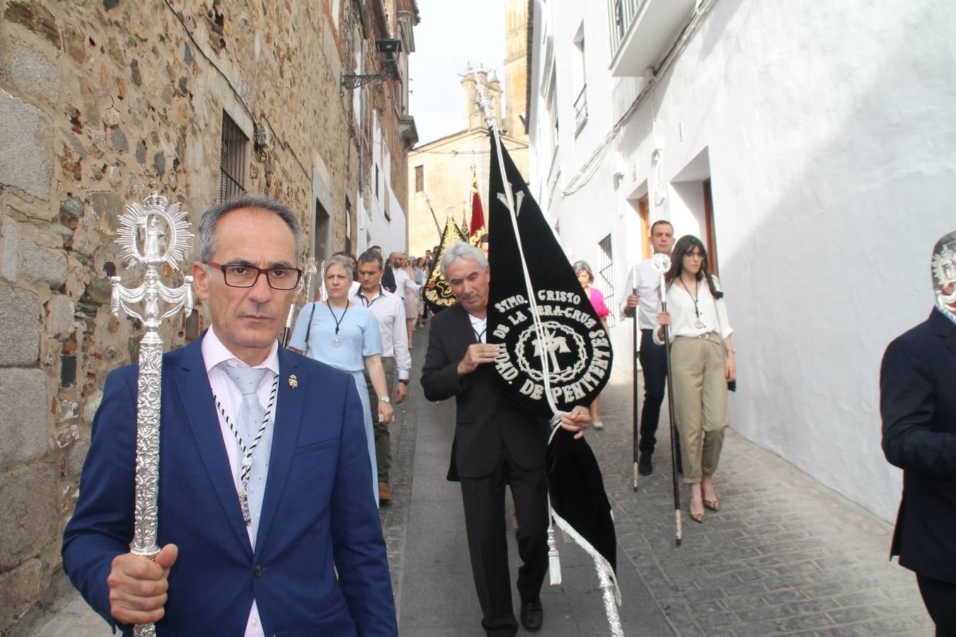 Jerez de los Caballeros celebró ayer la festividad del Corpus Christi en medio de un ambiente de solemnidad y convivencia del que fueron partícipes cientos de personas.La iglesia visigoda de Santa María de la Encarnación, llena de fieles, acogió la celebración de la Eucaristía que dió paso a la procesión acompañando la Santa Custodia en el magnífico templete de la iglesia de San Miguel, sobre las andas de la Virgen de Aguasantas y portada por costaleros y costaleras de la recién Asociación creada en esta ciudad. El párroco, Antonio María Rejano, destacó la significación de esta procesión, lamás grande, dijo, «porque Jesús sale a nuestras vidas, a nuestro encuentro y nosotros le acompañamos». Al término de la misa, incidió en el agradecimiento a todas las personas que han participado para hacer posible su desarrollo, trabajando desde la jornada del sábado en la elaboración de las preciosas alfombras de sal teñida de colores, que lucieron en las calles del centro de Jerez. El agradecimiento fue especial para los padres y madres de los niños y niñas que han hecho la Primera Comunión, para éstos mismos, también para catequistas, Cofradías y Hermandades, la Asociación del costaleros y costaleras de la Semana Santa de Jerez de los Caballeros, Ayuntamiento, Policía Local, grupos y personas de la parroquia.Autoridades civiles en representación del Ayuntamiento, Policía Local y Guardia Civil, acompañaron el desarrollo de la procesión junto a representantes de todas las cofradías y hermandades jerezanas y el protagonismo de los más de 80 niños y niñas que este año han celebrado su Primera Comunión.  A lo largo de todo el recorrido se instalaron distintos altares, también con la colaboración de vecinos y centros como la Residencia de Mayores Hernando de Soto. Los magníficos sones de la Agrupación Musical 'Nuestro Padre Jesús Nazareno' coronaron esta hermosa procesión.