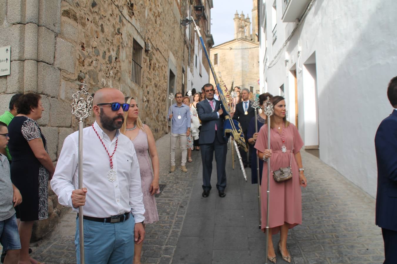 Jerez de los Caballeros celebró ayer la festividad del Corpus Christi en medio de un ambiente de solemnidad y convivencia del que fueron partícipes cientos de personas.La iglesia visigoda de Santa María de la Encarnación, llena de fieles, acogió la celebración de la Eucaristía que dió paso a la procesión acompañando la Santa Custodia en el magnífico templete de la iglesia de San Miguel, sobre las andas de la Virgen de Aguasantas y portada por costaleros y costaleras de la recién Asociación creada en esta ciudad. El párroco, Antonio María Rejano, destacó la significación de esta procesión, lamás grande, dijo, «porque Jesús sale a nuestras vidas, a nuestro encuentro y nosotros le acompañamos». Al término de la misa, incidió en el agradecimiento a todas las personas que han participado para hacer posible su desarrollo, trabajando desde la jornada del sábado en la elaboración de las preciosas alfombras de sal teñida de colores, que lucieron en las calles del centro de Jerez. El agradecimiento fue especial para los padres y madres de los niños y niñas que han hecho la Primera Comunión, para éstos mismos, también para catequistas, Cofradías y Hermandades, la Asociación del costaleros y costaleras de la Semana Santa de Jerez de los Caballeros, Ayuntamiento, Policía Local, grupos y personas de la parroquia.Autoridades civiles en representación del Ayuntamiento, Policía Local y Guardia Civil, acompañaron el desarrollo de la procesión junto a representantes de todas las cofradías y hermandades jerezanas y el protagonismo de los más de 80 niños y niñas que este año han celebrado su Primera Comunión.  A lo largo de todo el recorrido se instalaron distintos altares, también con la colaboración de vecinos y centros como la Residencia de Mayores Hernando de Soto. Los magníficos sones de la Agrupación Musical 'Nuestro Padre Jesús Nazareno' coronaron esta hermosa procesión.