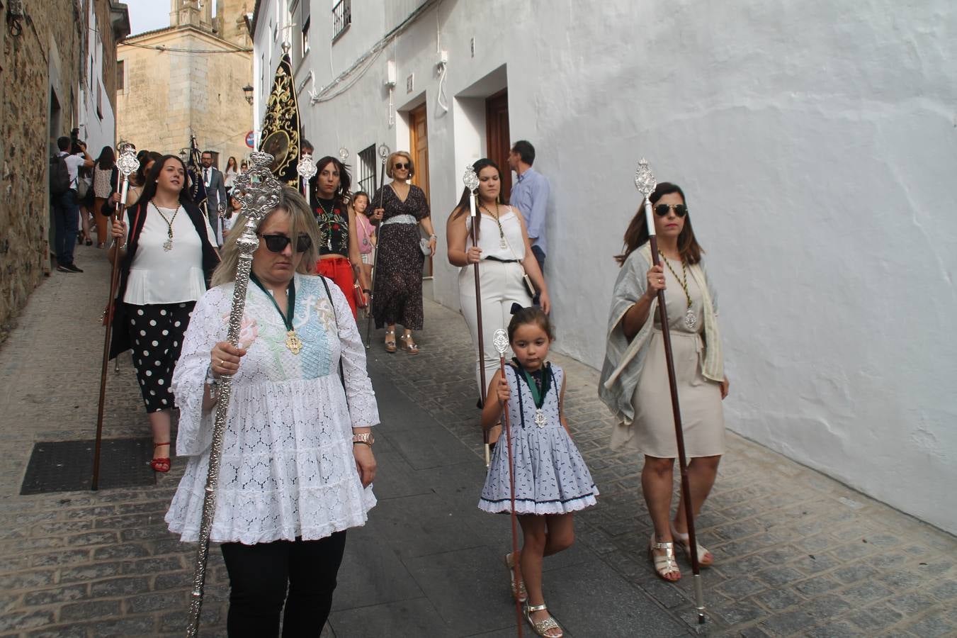 Jerez de los Caballeros celebró ayer la festividad del Corpus Christi en medio de un ambiente de solemnidad y convivencia del que fueron partícipes cientos de personas.La iglesia visigoda de Santa María de la Encarnación, llena de fieles, acogió la celebración de la Eucaristía que dió paso a la procesión acompañando la Santa Custodia en el magnífico templete de la iglesia de San Miguel, sobre las andas de la Virgen de Aguasantas y portada por costaleros y costaleras de la recién Asociación creada en esta ciudad. El párroco, Antonio María Rejano, destacó la significación de esta procesión, lamás grande, dijo, «porque Jesús sale a nuestras vidas, a nuestro encuentro y nosotros le acompañamos». Al término de la misa, incidió en el agradecimiento a todas las personas que han participado para hacer posible su desarrollo, trabajando desde la jornada del sábado en la elaboración de las preciosas alfombras de sal teñida de colores, que lucieron en las calles del centro de Jerez. El agradecimiento fue especial para los padres y madres de los niños y niñas que han hecho la Primera Comunión, para éstos mismos, también para catequistas, Cofradías y Hermandades, la Asociación del costaleros y costaleras de la Semana Santa de Jerez de los Caballeros, Ayuntamiento, Policía Local, grupos y personas de la parroquia.Autoridades civiles en representación del Ayuntamiento, Policía Local y Guardia Civil, acompañaron el desarrollo de la procesión junto a representantes de todas las cofradías y hermandades jerezanas y el protagonismo de los más de 80 niños y niñas que este año han celebrado su Primera Comunión.  A lo largo de todo el recorrido se instalaron distintos altares, también con la colaboración de vecinos y centros como la Residencia de Mayores Hernando de Soto. Los magníficos sones de la Agrupación Musical 'Nuestro Padre Jesús Nazareno' coronaron esta hermosa procesión.