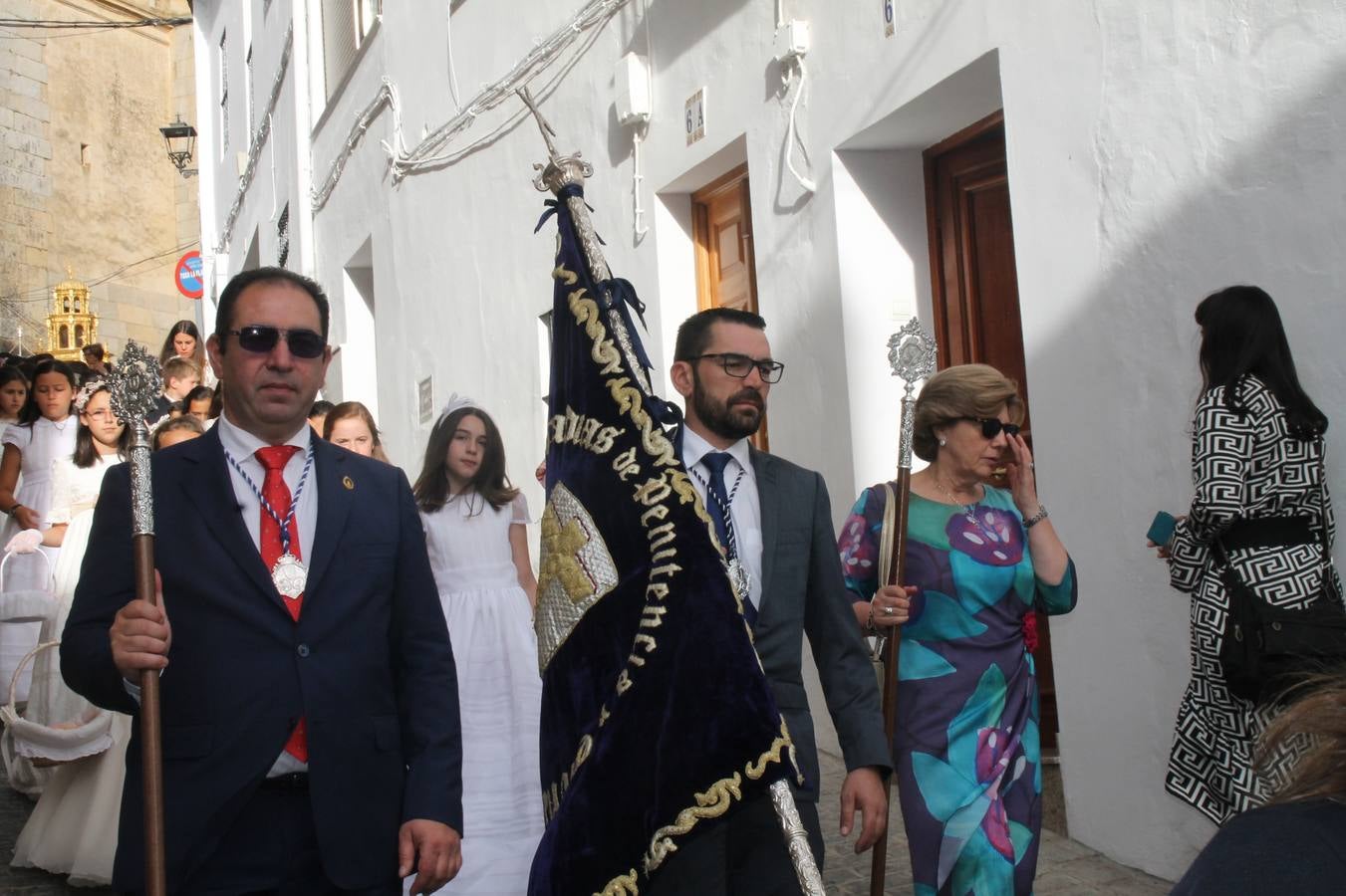 Jerez de los Caballeros celebró ayer la festividad del Corpus Christi en medio de un ambiente de solemnidad y convivencia del que fueron partícipes cientos de personas.La iglesia visigoda de Santa María de la Encarnación, llena de fieles, acogió la celebración de la Eucaristía que dió paso a la procesión acompañando la Santa Custodia en el magnífico templete de la iglesia de San Miguel, sobre las andas de la Virgen de Aguasantas y portada por costaleros y costaleras de la recién Asociación creada en esta ciudad. El párroco, Antonio María Rejano, destacó la significación de esta procesión, lamás grande, dijo, «porque Jesús sale a nuestras vidas, a nuestro encuentro y nosotros le acompañamos». Al término de la misa, incidió en el agradecimiento a todas las personas que han participado para hacer posible su desarrollo, trabajando desde la jornada del sábado en la elaboración de las preciosas alfombras de sal teñida de colores, que lucieron en las calles del centro de Jerez. El agradecimiento fue especial para los padres y madres de los niños y niñas que han hecho la Primera Comunión, para éstos mismos, también para catequistas, Cofradías y Hermandades, la Asociación del costaleros y costaleras de la Semana Santa de Jerez de los Caballeros, Ayuntamiento, Policía Local, grupos y personas de la parroquia.Autoridades civiles en representación del Ayuntamiento, Policía Local y Guardia Civil, acompañaron el desarrollo de la procesión junto a representantes de todas las cofradías y hermandades jerezanas y el protagonismo de los más de 80 niños y niñas que este año han celebrado su Primera Comunión.  A lo largo de todo el recorrido se instalaron distintos altares, también con la colaboración de vecinos y centros como la Residencia de Mayores Hernando de Soto. Los magníficos sones de la Agrupación Musical 'Nuestro Padre Jesús Nazareno' coronaron esta hermosa procesión.