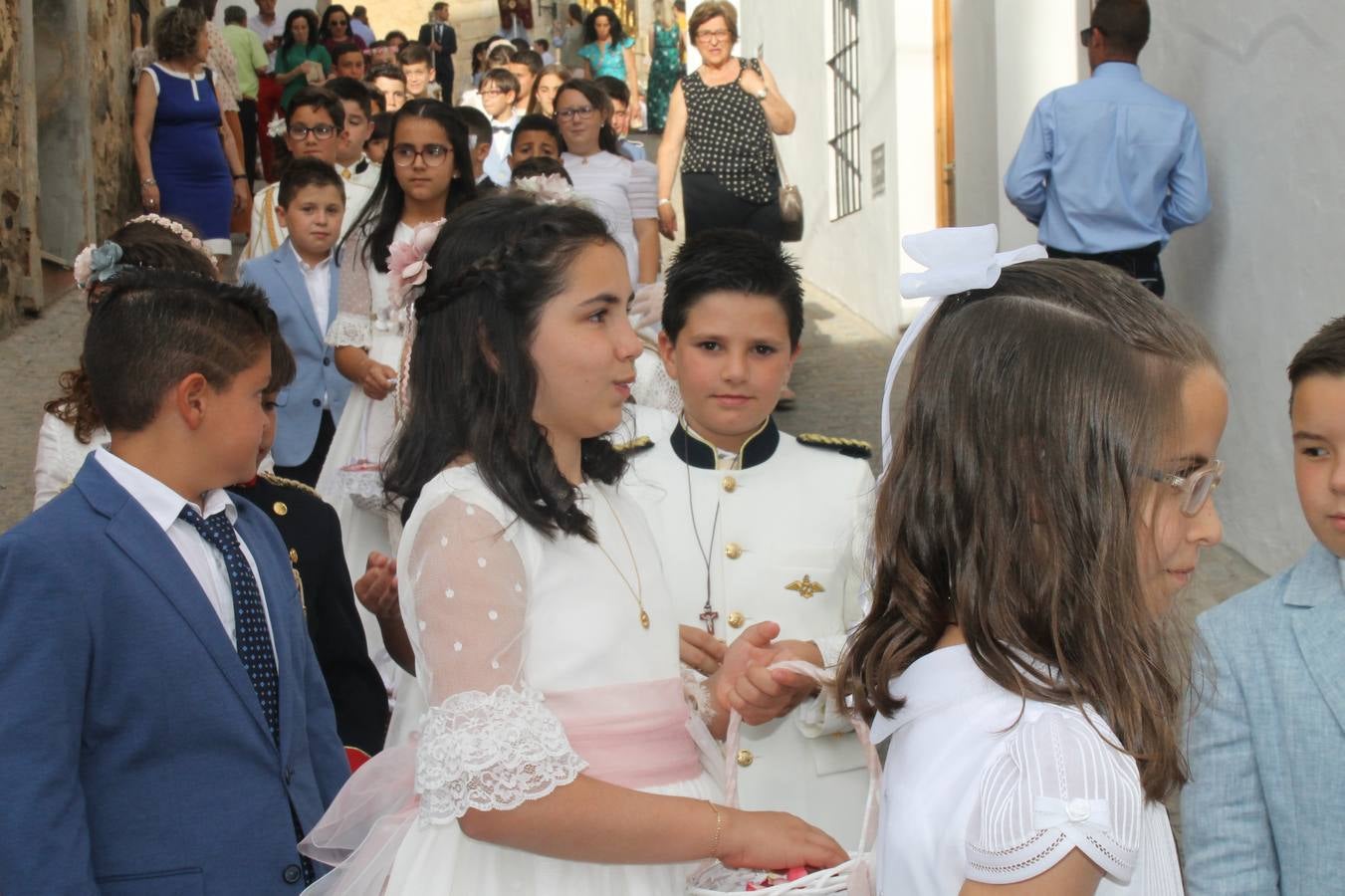 Jerez de los Caballeros celebró ayer la festividad del Corpus Christi en medio de un ambiente de solemnidad y convivencia del que fueron partícipes cientos de personas.La iglesia visigoda de Santa María de la Encarnación, llena de fieles, acogió la celebración de la Eucaristía que dió paso a la procesión acompañando la Santa Custodia en el magnífico templete de la iglesia de San Miguel, sobre las andas de la Virgen de Aguasantas y portada por costaleros y costaleras de la recién Asociación creada en esta ciudad. El párroco, Antonio María Rejano, destacó la significación de esta procesión, lamás grande, dijo, «porque Jesús sale a nuestras vidas, a nuestro encuentro y nosotros le acompañamos». Al término de la misa, incidió en el agradecimiento a todas las personas que han participado para hacer posible su desarrollo, trabajando desde la jornada del sábado en la elaboración de las preciosas alfombras de sal teñida de colores, que lucieron en las calles del centro de Jerez. El agradecimiento fue especial para los padres y madres de los niños y niñas que han hecho la Primera Comunión, para éstos mismos, también para catequistas, Cofradías y Hermandades, la Asociación del costaleros y costaleras de la Semana Santa de Jerez de los Caballeros, Ayuntamiento, Policía Local, grupos y personas de la parroquia.Autoridades civiles en representación del Ayuntamiento, Policía Local y Guardia Civil, acompañaron el desarrollo de la procesión junto a representantes de todas las cofradías y hermandades jerezanas y el protagonismo de los más de 80 niños y niñas que este año han celebrado su Primera Comunión.  A lo largo de todo el recorrido se instalaron distintos altares, también con la colaboración de vecinos y centros como la Residencia de Mayores Hernando de Soto. Los magníficos sones de la Agrupación Musical 'Nuestro Padre Jesús Nazareno' coronaron esta hermosa procesión.