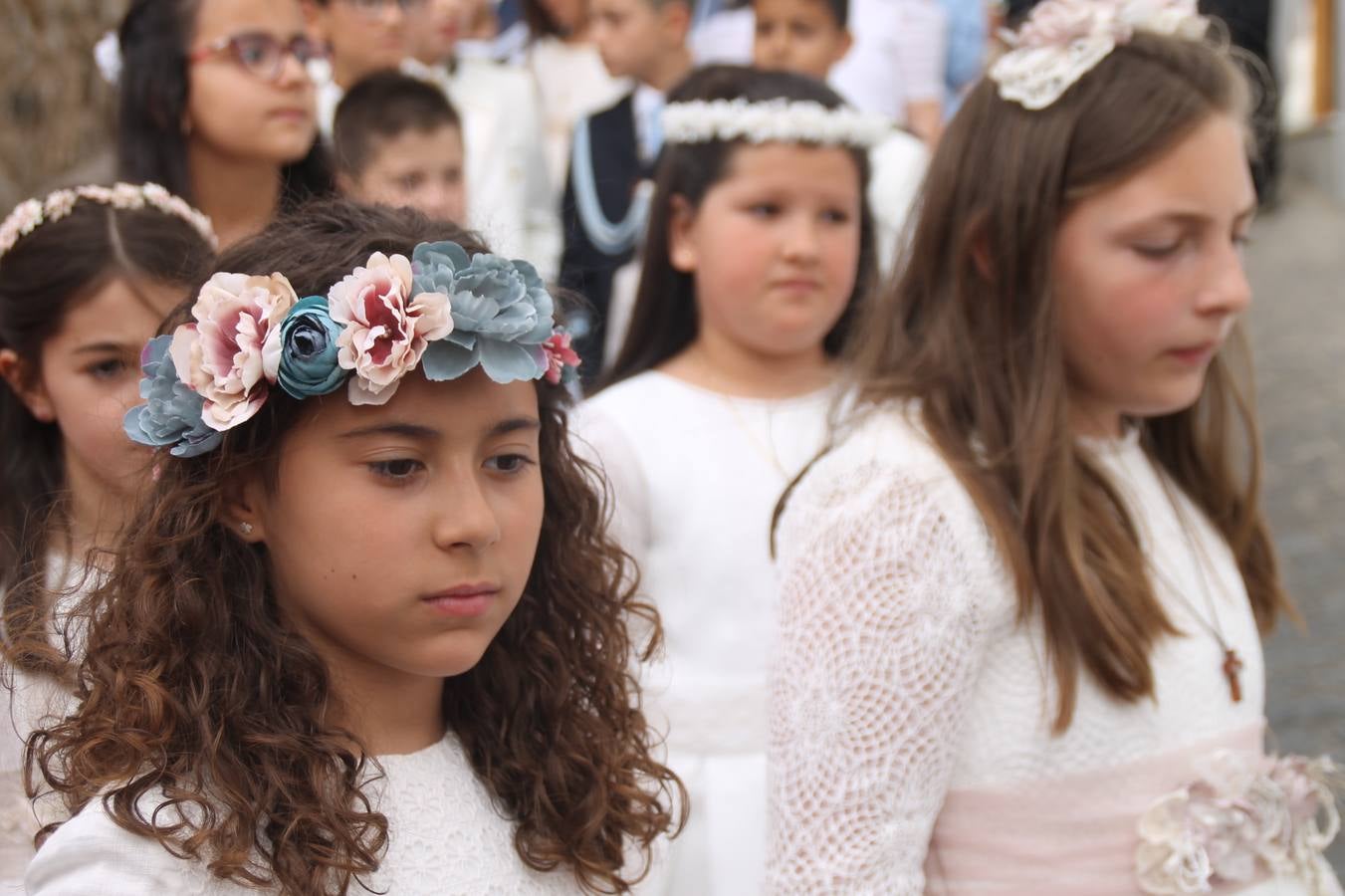 Jerez de los Caballeros celebró ayer la festividad del Corpus Christi en medio de un ambiente de solemnidad y convivencia del que fueron partícipes cientos de personas.La iglesia visigoda de Santa María de la Encarnación, llena de fieles, acogió la celebración de la Eucaristía que dió paso a la procesión acompañando la Santa Custodia en el magnífico templete de la iglesia de San Miguel, sobre las andas de la Virgen de Aguasantas y portada por costaleros y costaleras de la recién Asociación creada en esta ciudad. El párroco, Antonio María Rejano, destacó la significación de esta procesión, lamás grande, dijo, «porque Jesús sale a nuestras vidas, a nuestro encuentro y nosotros le acompañamos». Al término de la misa, incidió en el agradecimiento a todas las personas que han participado para hacer posible su desarrollo, trabajando desde la jornada del sábado en la elaboración de las preciosas alfombras de sal teñida de colores, que lucieron en las calles del centro de Jerez. El agradecimiento fue especial para los padres y madres de los niños y niñas que han hecho la Primera Comunión, para éstos mismos, también para catequistas, Cofradías y Hermandades, la Asociación del costaleros y costaleras de la Semana Santa de Jerez de los Caballeros, Ayuntamiento, Policía Local, grupos y personas de la parroquia.Autoridades civiles en representación del Ayuntamiento, Policía Local y Guardia Civil, acompañaron el desarrollo de la procesión junto a representantes de todas las cofradías y hermandades jerezanas y el protagonismo de los más de 80 niños y niñas que este año han celebrado su Primera Comunión.  A lo largo de todo el recorrido se instalaron distintos altares, también con la colaboración de vecinos y centros como la Residencia de Mayores Hernando de Soto. Los magníficos sones de la Agrupación Musical 'Nuestro Padre Jesús Nazareno' coronaron esta hermosa procesión.
