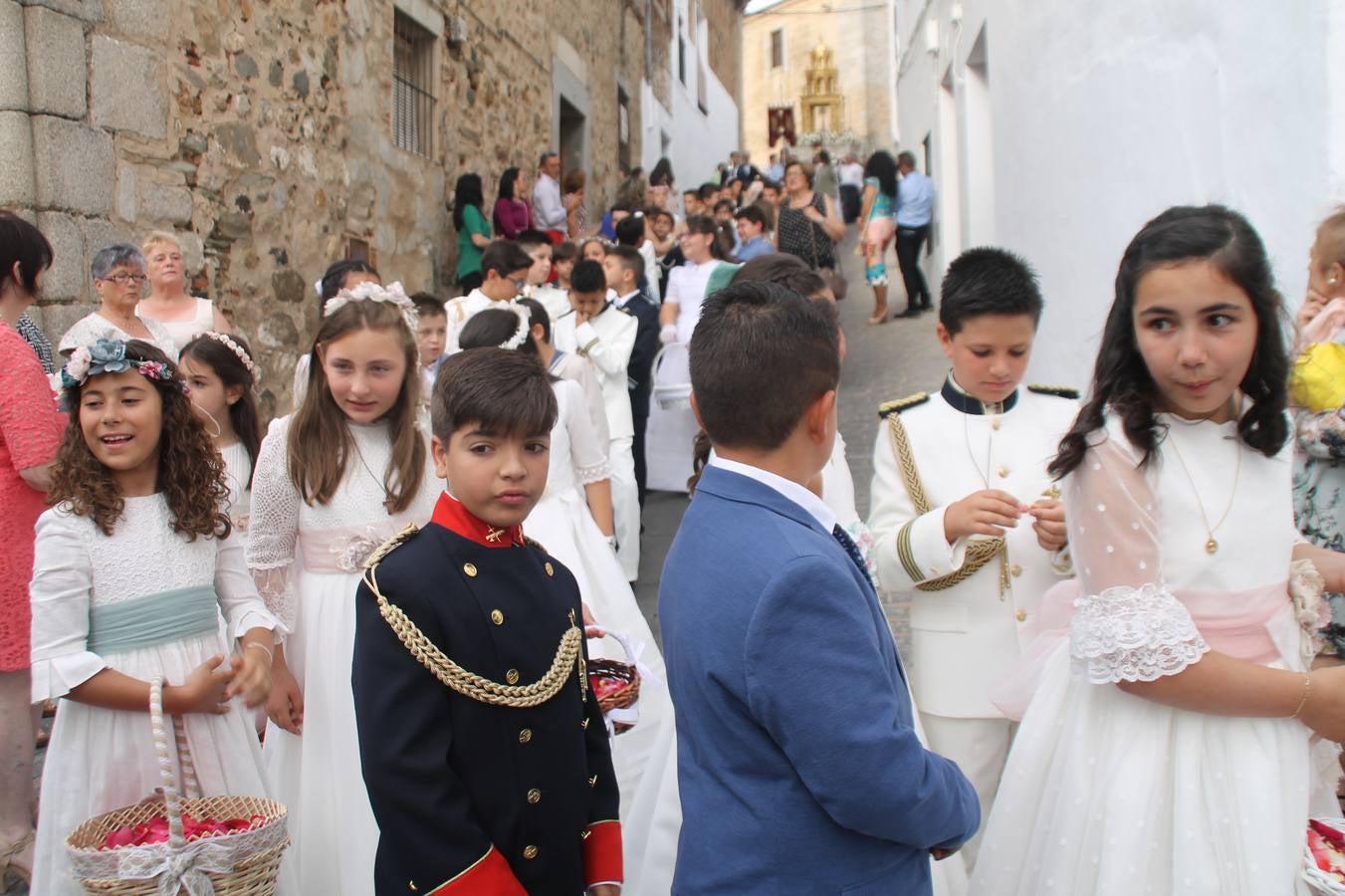 Jerez de los Caballeros celebró ayer la festividad del Corpus Christi en medio de un ambiente de solemnidad y convivencia del que fueron partícipes cientos de personas.La iglesia visigoda de Santa María de la Encarnación, llena de fieles, acogió la celebración de la Eucaristía que dió paso a la procesión acompañando la Santa Custodia en el magnífico templete de la iglesia de San Miguel, sobre las andas de la Virgen de Aguasantas y portada por costaleros y costaleras de la recién Asociación creada en esta ciudad. El párroco, Antonio María Rejano, destacó la significación de esta procesión, lamás grande, dijo, «porque Jesús sale a nuestras vidas, a nuestro encuentro y nosotros le acompañamos». Al término de la misa, incidió en el agradecimiento a todas las personas que han participado para hacer posible su desarrollo, trabajando desde la jornada del sábado en la elaboración de las preciosas alfombras de sal teñida de colores, que lucieron en las calles del centro de Jerez. El agradecimiento fue especial para los padres y madres de los niños y niñas que han hecho la Primera Comunión, para éstos mismos, también para catequistas, Cofradías y Hermandades, la Asociación del costaleros y costaleras de la Semana Santa de Jerez de los Caballeros, Ayuntamiento, Policía Local, grupos y personas de la parroquia.Autoridades civiles en representación del Ayuntamiento, Policía Local y Guardia Civil, acompañaron el desarrollo de la procesión junto a representantes de todas las cofradías y hermandades jerezanas y el protagonismo de los más de 80 niños y niñas que este año han celebrado su Primera Comunión.  A lo largo de todo el recorrido se instalaron distintos altares, también con la colaboración de vecinos y centros como la Residencia de Mayores Hernando de Soto. Los magníficos sones de la Agrupación Musical 'Nuestro Padre Jesús Nazareno' coronaron esta hermosa procesión.