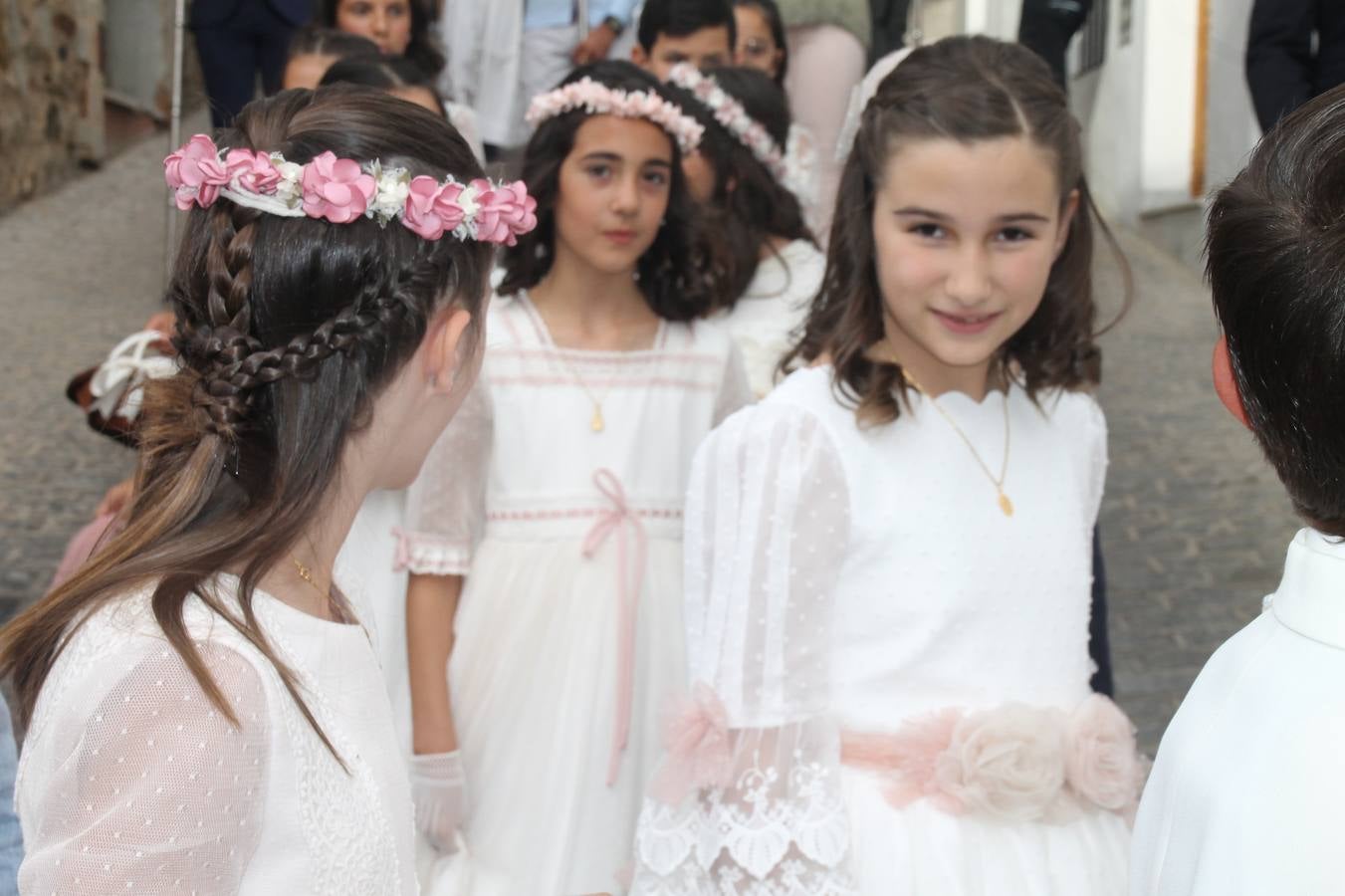 Jerez de los Caballeros celebró ayer la festividad del Corpus Christi en medio de un ambiente de solemnidad y convivencia del que fueron partícipes cientos de personas.La iglesia visigoda de Santa María de la Encarnación, llena de fieles, acogió la celebración de la Eucaristía que dió paso a la procesión acompañando la Santa Custodia en el magnífico templete de la iglesia de San Miguel, sobre las andas de la Virgen de Aguasantas y portada por costaleros y costaleras de la recién Asociación creada en esta ciudad. El párroco, Antonio María Rejano, destacó la significación de esta procesión, lamás grande, dijo, «porque Jesús sale a nuestras vidas, a nuestro encuentro y nosotros le acompañamos». Al término de la misa, incidió en el agradecimiento a todas las personas que han participado para hacer posible su desarrollo, trabajando desde la jornada del sábado en la elaboración de las preciosas alfombras de sal teñida de colores, que lucieron en las calles del centro de Jerez. El agradecimiento fue especial para los padres y madres de los niños y niñas que han hecho la Primera Comunión, para éstos mismos, también para catequistas, Cofradías y Hermandades, la Asociación del costaleros y costaleras de la Semana Santa de Jerez de los Caballeros, Ayuntamiento, Policía Local, grupos y personas de la parroquia.Autoridades civiles en representación del Ayuntamiento, Policía Local y Guardia Civil, acompañaron el desarrollo de la procesión junto a representantes de todas las cofradías y hermandades jerezanas y el protagonismo de los más de 80 niños y niñas que este año han celebrado su Primera Comunión.  A lo largo de todo el recorrido se instalaron distintos altares, también con la colaboración de vecinos y centros como la Residencia de Mayores Hernando de Soto. Los magníficos sones de la Agrupación Musical 'Nuestro Padre Jesús Nazareno' coronaron esta hermosa procesión.