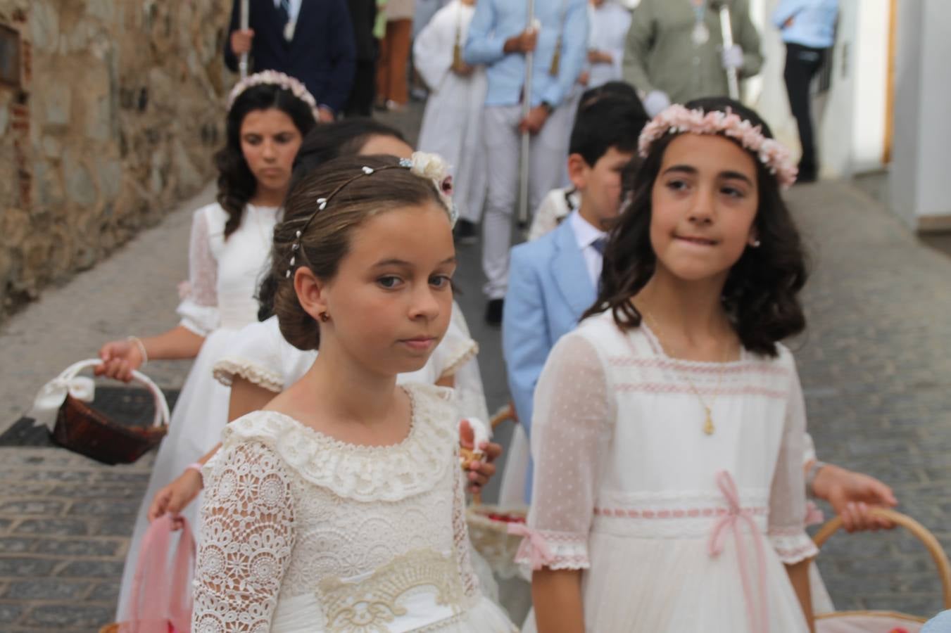 Jerez de los Caballeros celebró ayer la festividad del Corpus Christi en medio de un ambiente de solemnidad y convivencia del que fueron partícipes cientos de personas.La iglesia visigoda de Santa María de la Encarnación, llena de fieles, acogió la celebración de la Eucaristía que dió paso a la procesión acompañando la Santa Custodia en el magnífico templete de la iglesia de San Miguel, sobre las andas de la Virgen de Aguasantas y portada por costaleros y costaleras de la recién Asociación creada en esta ciudad. El párroco, Antonio María Rejano, destacó la significación de esta procesión, lamás grande, dijo, «porque Jesús sale a nuestras vidas, a nuestro encuentro y nosotros le acompañamos». Al término de la misa, incidió en el agradecimiento a todas las personas que han participado para hacer posible su desarrollo, trabajando desde la jornada del sábado en la elaboración de las preciosas alfombras de sal teñida de colores, que lucieron en las calles del centro de Jerez. El agradecimiento fue especial para los padres y madres de los niños y niñas que han hecho la Primera Comunión, para éstos mismos, también para catequistas, Cofradías y Hermandades, la Asociación del costaleros y costaleras de la Semana Santa de Jerez de los Caballeros, Ayuntamiento, Policía Local, grupos y personas de la parroquia.Autoridades civiles en representación del Ayuntamiento, Policía Local y Guardia Civil, acompañaron el desarrollo de la procesión junto a representantes de todas las cofradías y hermandades jerezanas y el protagonismo de los más de 80 niños y niñas que este año han celebrado su Primera Comunión.  A lo largo de todo el recorrido se instalaron distintos altares, también con la colaboración de vecinos y centros como la Residencia de Mayores Hernando de Soto. Los magníficos sones de la Agrupación Musical 'Nuestro Padre Jesús Nazareno' coronaron esta hermosa procesión.