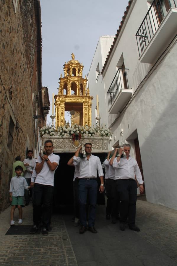 Jerez de los Caballeros celebró ayer la festividad del Corpus Christi en medio de un ambiente de solemnidad y convivencia del que fueron partícipes cientos de personas.La iglesia visigoda de Santa María de la Encarnación, llena de fieles, acogió la celebración de la Eucaristía que dió paso a la procesión acompañando la Santa Custodia en el magnífico templete de la iglesia de San Miguel, sobre las andas de la Virgen de Aguasantas y portada por costaleros y costaleras de la recién Asociación creada en esta ciudad. El párroco, Antonio María Rejano, destacó la significación de esta procesión, lamás grande, dijo, «porque Jesús sale a nuestras vidas, a nuestro encuentro y nosotros le acompañamos». Al término de la misa, incidió en el agradecimiento a todas las personas que han participado para hacer posible su desarrollo, trabajando desde la jornada del sábado en la elaboración de las preciosas alfombras de sal teñida de colores, que lucieron en las calles del centro de Jerez. El agradecimiento fue especial para los padres y madres de los niños y niñas que han hecho la Primera Comunión, para éstos mismos, también para catequistas, Cofradías y Hermandades, la Asociación del costaleros y costaleras de la Semana Santa de Jerez de los Caballeros, Ayuntamiento, Policía Local, grupos y personas de la parroquia.Autoridades civiles en representación del Ayuntamiento, Policía Local y Guardia Civil, acompañaron el desarrollo de la procesión junto a representantes de todas las cofradías y hermandades jerezanas y el protagonismo de los más de 80 niños y niñas que este año han celebrado su Primera Comunión.  A lo largo de todo el recorrido se instalaron distintos altares, también con la colaboración de vecinos y centros como la Residencia de Mayores Hernando de Soto. Los magníficos sones de la Agrupación Musical 'Nuestro Padre Jesús Nazareno' coronaron esta hermosa procesión.