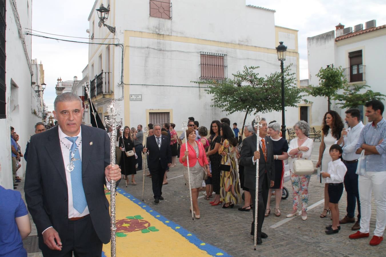 Jerez de los Caballeros celebró ayer la festividad del Corpus Christi en medio de un ambiente de solemnidad y convivencia del que fueron partícipes cientos de personas.La iglesia visigoda de Santa María de la Encarnación, llena de fieles, acogió la celebración de la Eucaristía que dió paso a la procesión acompañando la Santa Custodia en el magnífico templete de la iglesia de San Miguel, sobre las andas de la Virgen de Aguasantas y portada por costaleros y costaleras de la recién Asociación creada en esta ciudad. El párroco, Antonio María Rejano, destacó la significación de esta procesión, lamás grande, dijo, «porque Jesús sale a nuestras vidas, a nuestro encuentro y nosotros le acompañamos». Al término de la misa, incidió en el agradecimiento a todas las personas que han participado para hacer posible su desarrollo, trabajando desde la jornada del sábado en la elaboración de las preciosas alfombras de sal teñida de colores, que lucieron en las calles del centro de Jerez. El agradecimiento fue especial para los padres y madres de los niños y niñas que han hecho la Primera Comunión, para éstos mismos, también para catequistas, Cofradías y Hermandades, la Asociación del costaleros y costaleras de la Semana Santa de Jerez de los Caballeros, Ayuntamiento, Policía Local, grupos y personas de la parroquia.Autoridades civiles en representación del Ayuntamiento, Policía Local y Guardia Civil, acompañaron el desarrollo de la procesión junto a representantes de todas las cofradías y hermandades jerezanas y el protagonismo de los más de 80 niños y niñas que este año han celebrado su Primera Comunión.  A lo largo de todo el recorrido se instalaron distintos altares, también con la colaboración de vecinos y centros como la Residencia de Mayores Hernando de Soto. Los magníficos sones de la Agrupación Musical 'Nuestro Padre Jesús Nazareno' coronaron esta hermosa procesión.
