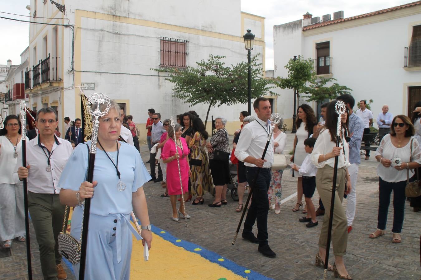 Jerez de los Caballeros celebró ayer la festividad del Corpus Christi en medio de un ambiente de solemnidad y convivencia del que fueron partícipes cientos de personas.La iglesia visigoda de Santa María de la Encarnación, llena de fieles, acogió la celebración de la Eucaristía que dió paso a la procesión acompañando la Santa Custodia en el magnífico templete de la iglesia de San Miguel, sobre las andas de la Virgen de Aguasantas y portada por costaleros y costaleras de la recién Asociación creada en esta ciudad. El párroco, Antonio María Rejano, destacó la significación de esta procesión, lamás grande, dijo, «porque Jesús sale a nuestras vidas, a nuestro encuentro y nosotros le acompañamos». Al término de la misa, incidió en el agradecimiento a todas las personas que han participado para hacer posible su desarrollo, trabajando desde la jornada del sábado en la elaboración de las preciosas alfombras de sal teñida de colores, que lucieron en las calles del centro de Jerez. El agradecimiento fue especial para los padres y madres de los niños y niñas que han hecho la Primera Comunión, para éstos mismos, también para catequistas, Cofradías y Hermandades, la Asociación del costaleros y costaleras de la Semana Santa de Jerez de los Caballeros, Ayuntamiento, Policía Local, grupos y personas de la parroquia.Autoridades civiles en representación del Ayuntamiento, Policía Local y Guardia Civil, acompañaron el desarrollo de la procesión junto a representantes de todas las cofradías y hermandades jerezanas y el protagonismo de los más de 80 niños y niñas que este año han celebrado su Primera Comunión.  A lo largo de todo el recorrido se instalaron distintos altares, también con la colaboración de vecinos y centros como la Residencia de Mayores Hernando de Soto. Los magníficos sones de la Agrupación Musical 'Nuestro Padre Jesús Nazareno' coronaron esta hermosa procesión.