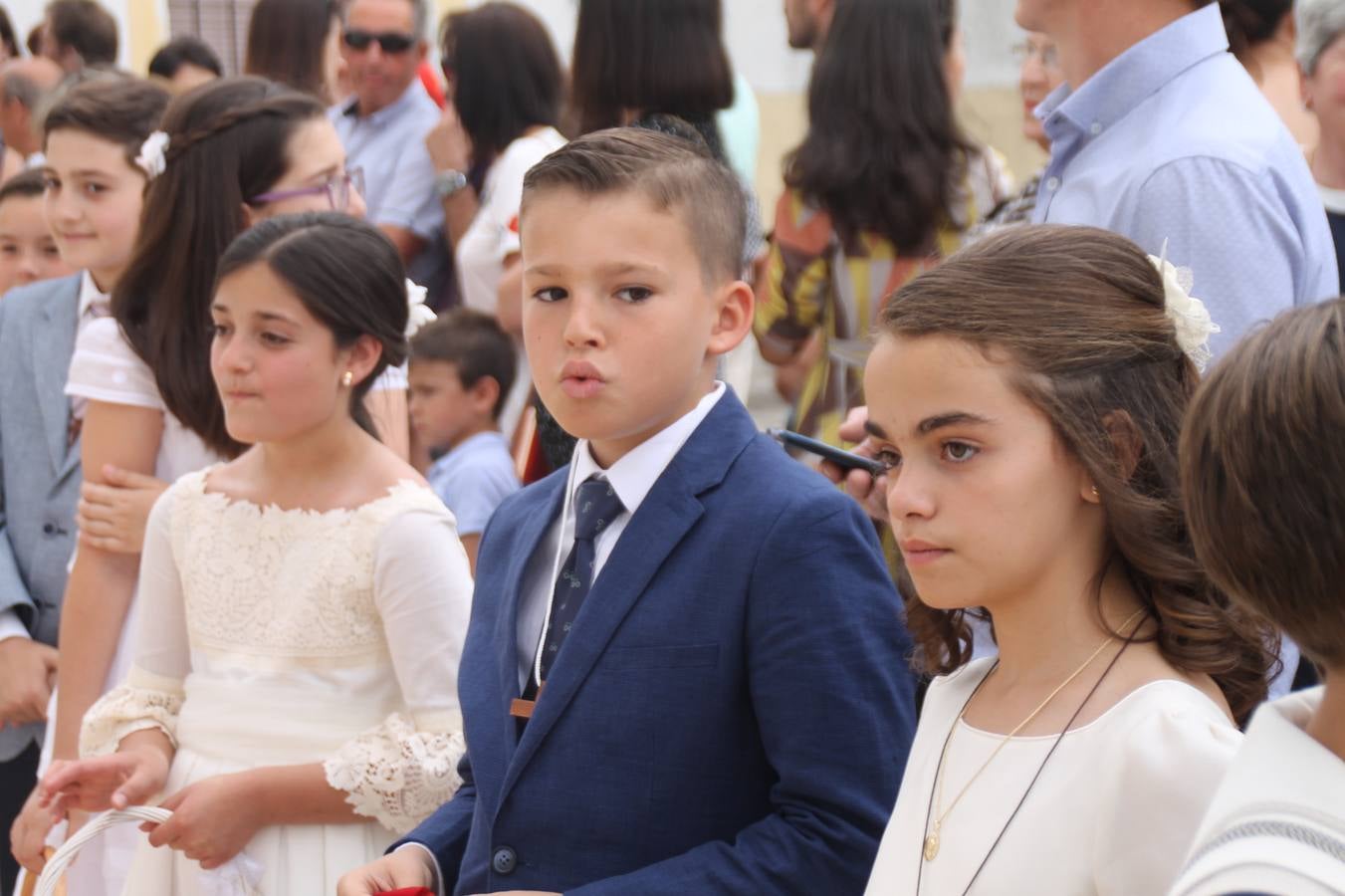 Jerez de los Caballeros celebró ayer la festividad del Corpus Christi en medio de un ambiente de solemnidad y convivencia del que fueron partícipes cientos de personas.La iglesia visigoda de Santa María de la Encarnación, llena de fieles, acogió la celebración de la Eucaristía que dió paso a la procesión acompañando la Santa Custodia en el magnífico templete de la iglesia de San Miguel, sobre las andas de la Virgen de Aguasantas y portada por costaleros y costaleras de la recién Asociación creada en esta ciudad. El párroco, Antonio María Rejano, destacó la significación de esta procesión, lamás grande, dijo, «porque Jesús sale a nuestras vidas, a nuestro encuentro y nosotros le acompañamos». Al término de la misa, incidió en el agradecimiento a todas las personas que han participado para hacer posible su desarrollo, trabajando desde la jornada del sábado en la elaboración de las preciosas alfombras de sal teñida de colores, que lucieron en las calles del centro de Jerez. El agradecimiento fue especial para los padres y madres de los niños y niñas que han hecho la Primera Comunión, para éstos mismos, también para catequistas, Cofradías y Hermandades, la Asociación del costaleros y costaleras de la Semana Santa de Jerez de los Caballeros, Ayuntamiento, Policía Local, grupos y personas de la parroquia.Autoridades civiles en representación del Ayuntamiento, Policía Local y Guardia Civil, acompañaron el desarrollo de la procesión junto a representantes de todas las cofradías y hermandades jerezanas y el protagonismo de los más de 80 niños y niñas que este año han celebrado su Primera Comunión.  A lo largo de todo el recorrido se instalaron distintos altares, también con la colaboración de vecinos y centros como la Residencia de Mayores Hernando de Soto. Los magníficos sones de la Agrupación Musical 'Nuestro Padre Jesús Nazareno' coronaron esta hermosa procesión.