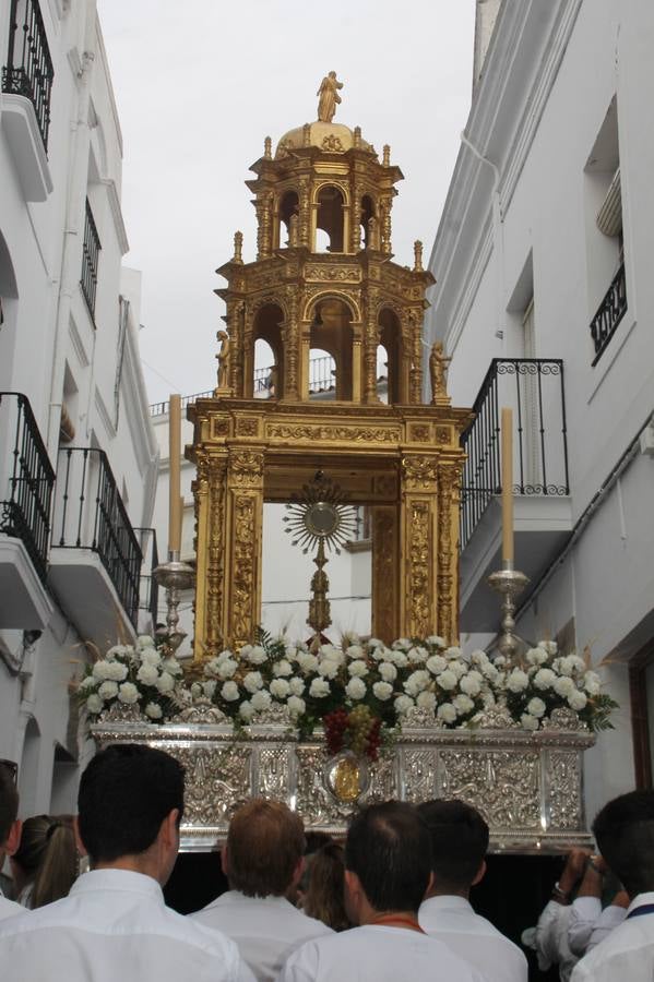 Jerez de los Caballeros celebró ayer la festividad del Corpus Christi en medio de un ambiente de solemnidad y convivencia del que fueron partícipes cientos de personas.La iglesia visigoda de Santa María de la Encarnación, llena de fieles, acogió la celebración de la Eucaristía que dió paso a la procesión acompañando la Santa Custodia en el magnífico templete de la iglesia de San Miguel, sobre las andas de la Virgen de Aguasantas y portada por costaleros y costaleras de la recién Asociación creada en esta ciudad. El párroco, Antonio María Rejano, destacó la significación de esta procesión, lamás grande, dijo, «porque Jesús sale a nuestras vidas, a nuestro encuentro y nosotros le acompañamos». Al término de la misa, incidió en el agradecimiento a todas las personas que han participado para hacer posible su desarrollo, trabajando desde la jornada del sábado en la elaboración de las preciosas alfombras de sal teñida de colores, que lucieron en las calles del centro de Jerez. El agradecimiento fue especial para los padres y madres de los niños y niñas que han hecho la Primera Comunión, para éstos mismos, también para catequistas, Cofradías y Hermandades, la Asociación del costaleros y costaleras de la Semana Santa de Jerez de los Caballeros, Ayuntamiento, Policía Local, grupos y personas de la parroquia.Autoridades civiles en representación del Ayuntamiento, Policía Local y Guardia Civil, acompañaron el desarrollo de la procesión junto a representantes de todas las cofradías y hermandades jerezanas y el protagonismo de los más de 80 niños y niñas que este año han celebrado su Primera Comunión.  A lo largo de todo el recorrido se instalaron distintos altares, también con la colaboración de vecinos y centros como la Residencia de Mayores Hernando de Soto. Los magníficos sones de la Agrupación Musical 'Nuestro Padre Jesús Nazareno' coronaron esta hermosa procesión.