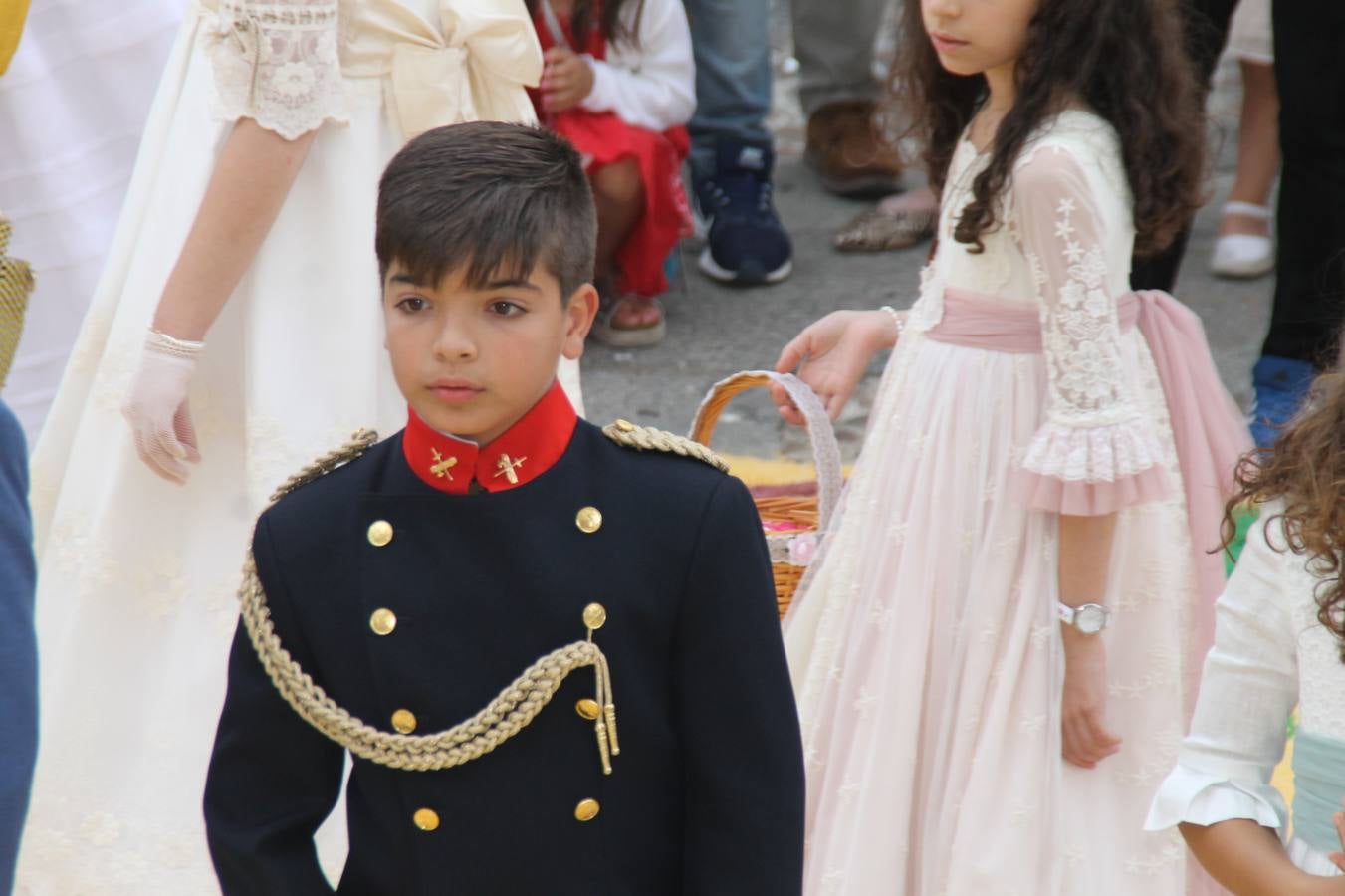 Jerez de los Caballeros celebró ayer la festividad del Corpus Christi en medio de un ambiente de solemnidad y convivencia del que fueron partícipes cientos de personas.La iglesia visigoda de Santa María de la Encarnación, llena de fieles, acogió la celebración de la Eucaristía que dió paso a la procesión acompañando la Santa Custodia en el magnífico templete de la iglesia de San Miguel, sobre las andas de la Virgen de Aguasantas y portada por costaleros y costaleras de la recién Asociación creada en esta ciudad. El párroco, Antonio María Rejano, destacó la significación de esta procesión, lamás grande, dijo, «porque Jesús sale a nuestras vidas, a nuestro encuentro y nosotros le acompañamos». Al término de la misa, incidió en el agradecimiento a todas las personas que han participado para hacer posible su desarrollo, trabajando desde la jornada del sábado en la elaboración de las preciosas alfombras de sal teñida de colores, que lucieron en las calles del centro de Jerez. El agradecimiento fue especial para los padres y madres de los niños y niñas que han hecho la Primera Comunión, para éstos mismos, también para catequistas, Cofradías y Hermandades, la Asociación del costaleros y costaleras de la Semana Santa de Jerez de los Caballeros, Ayuntamiento, Policía Local, grupos y personas de la parroquia.Autoridades civiles en representación del Ayuntamiento, Policía Local y Guardia Civil, acompañaron el desarrollo de la procesión junto a representantes de todas las cofradías y hermandades jerezanas y el protagonismo de los más de 80 niños y niñas que este año han celebrado su Primera Comunión.  A lo largo de todo el recorrido se instalaron distintos altares, también con la colaboración de vecinos y centros como la Residencia de Mayores Hernando de Soto. Los magníficos sones de la Agrupación Musical 'Nuestro Padre Jesús Nazareno' coronaron esta hermosa procesión.