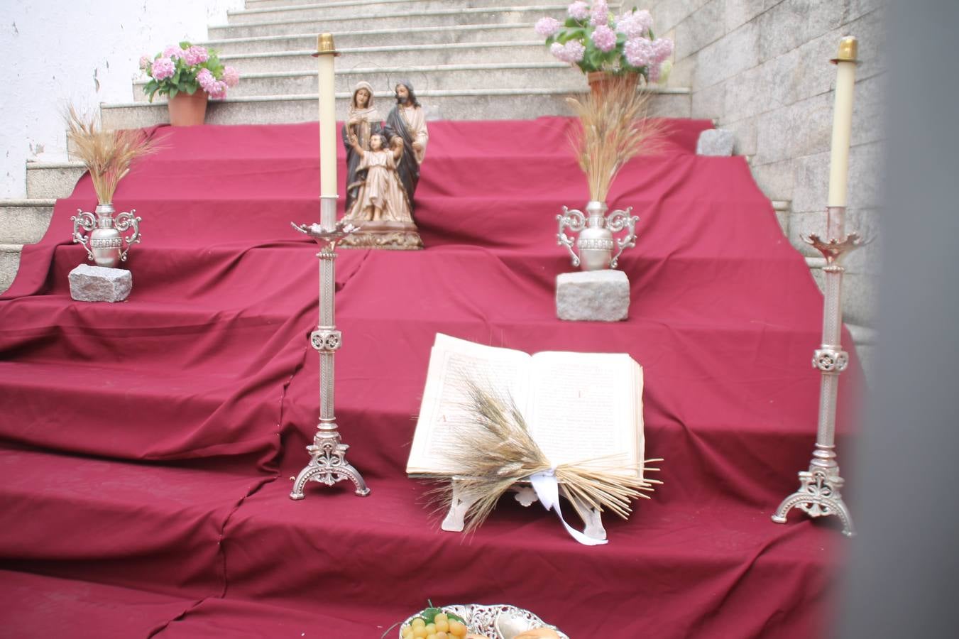 Jerez de los Caballeros celebró ayer la festividad del Corpus Christi en medio de un ambiente de solemnidad y convivencia del que fueron partícipes cientos de personas.La iglesia visigoda de Santa María de la Encarnación, llena de fieles, acogió la celebración de la Eucaristía que dió paso a la procesión acompañando la Santa Custodia en el magnífico templete de la iglesia de San Miguel, sobre las andas de la Virgen de Aguasantas y portada por costaleros y costaleras de la recién Asociación creada en esta ciudad. El párroco, Antonio María Rejano, destacó la significación de esta procesión, lamás grande, dijo, «porque Jesús sale a nuestras vidas, a nuestro encuentro y nosotros le acompañamos». Al término de la misa, incidió en el agradecimiento a todas las personas que han participado para hacer posible su desarrollo, trabajando desde la jornada del sábado en la elaboración de las preciosas alfombras de sal teñida de colores, que lucieron en las calles del centro de Jerez. El agradecimiento fue especial para los padres y madres de los niños y niñas que han hecho la Primera Comunión, para éstos mismos, también para catequistas, Cofradías y Hermandades, la Asociación del costaleros y costaleras de la Semana Santa de Jerez de los Caballeros, Ayuntamiento, Policía Local, grupos y personas de la parroquia.Autoridades civiles en representación del Ayuntamiento, Policía Local y Guardia Civil, acompañaron el desarrollo de la procesión junto a representantes de todas las cofradías y hermandades jerezanas y el protagonismo de los más de 80 niños y niñas que este año han celebrado su Primera Comunión.  A lo largo de todo el recorrido se instalaron distintos altares, también con la colaboración de vecinos y centros como la Residencia de Mayores Hernando de Soto. Los magníficos sones de la Agrupación Musical 'Nuestro Padre Jesús Nazareno' coronaron esta hermosa procesión.